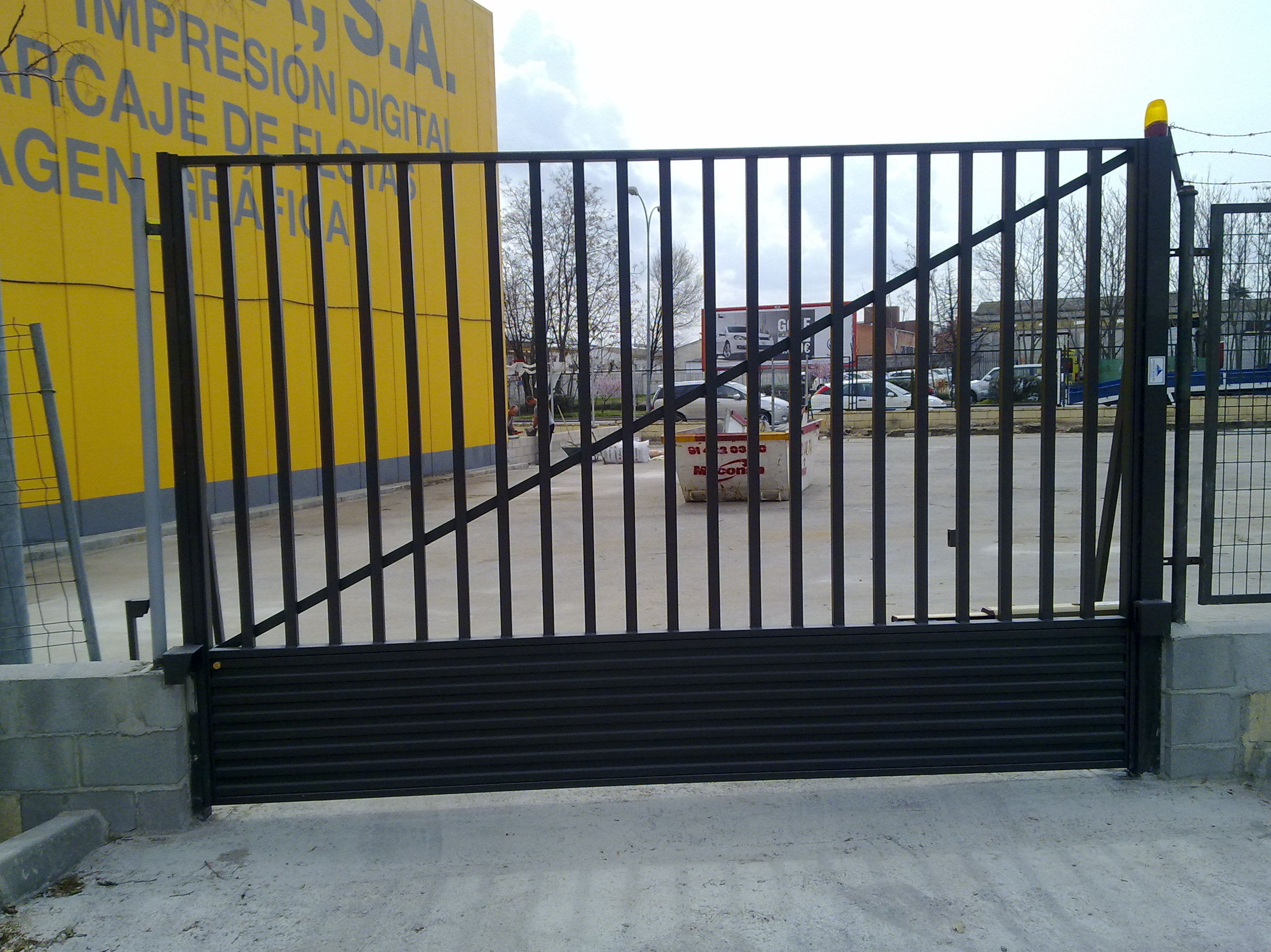 Puertas de garaje abisagradas: Productos y Servicios de Luvematic Puertas de garaje abisagradas: Productos y Servicios de Luvematic
