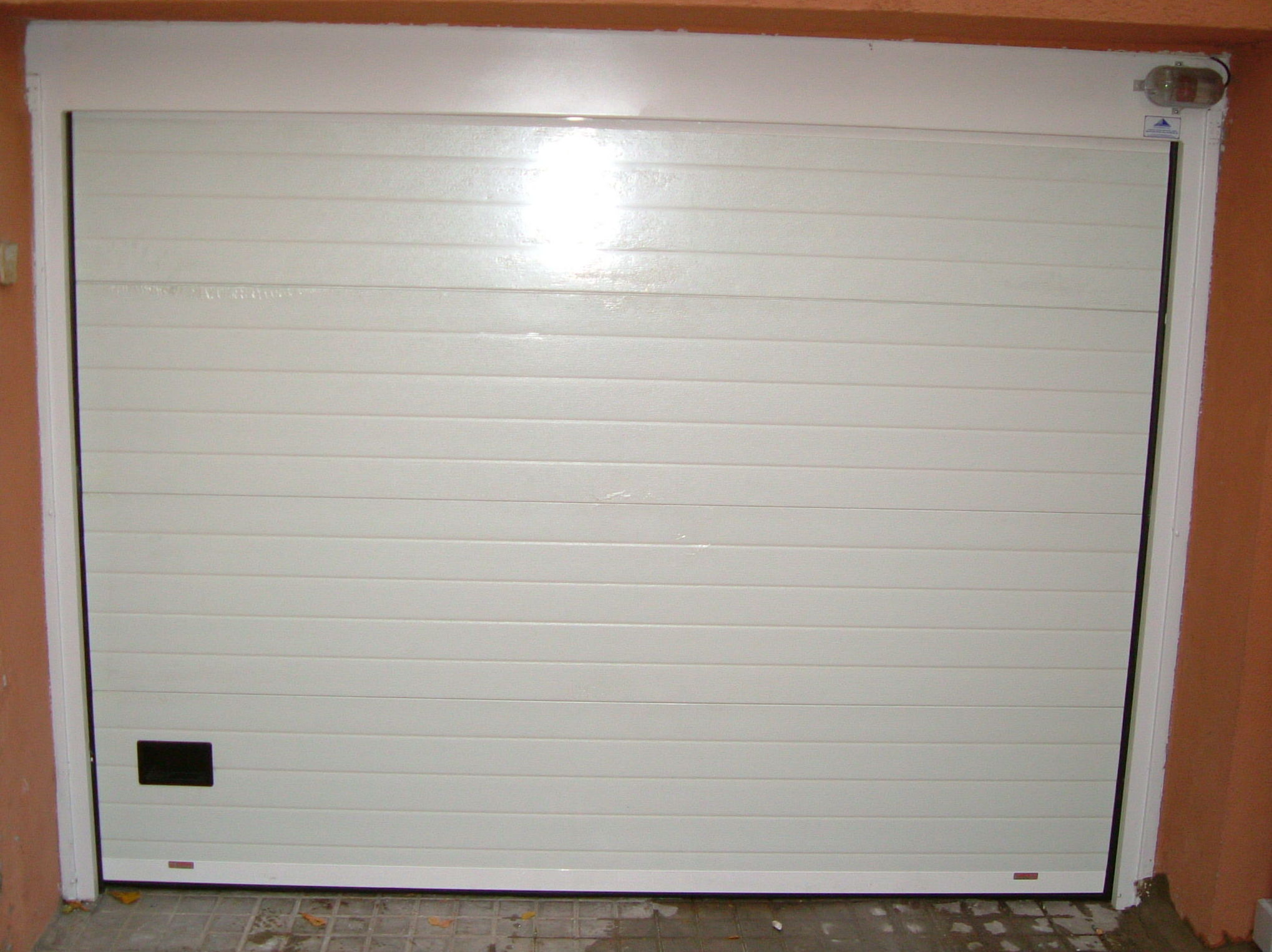 Puerta seccional acanalada blanca Puerta seccional acanalada blanca