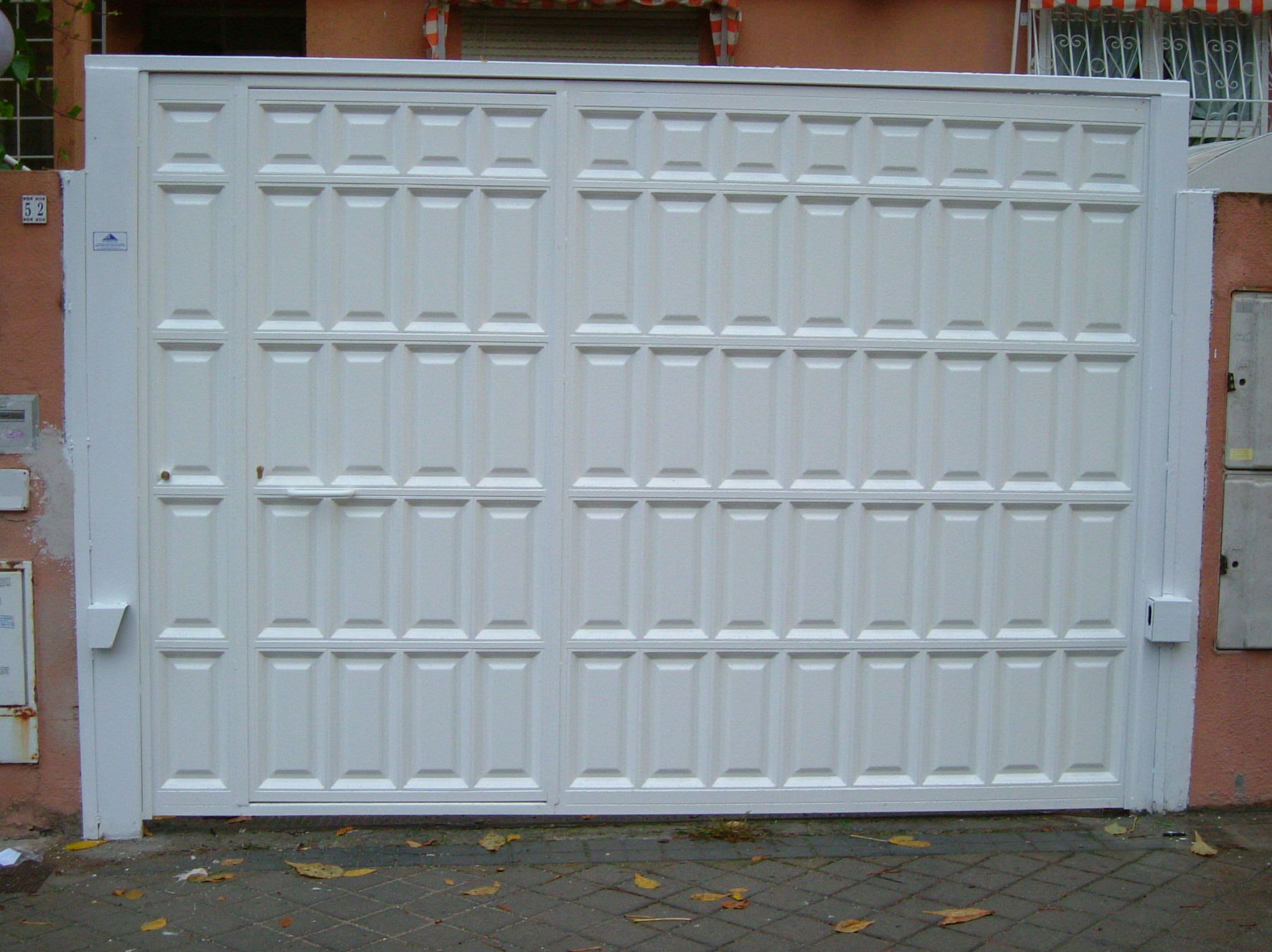 Puertas de garaje abisagradas: Productos y Servicios de Luvematic