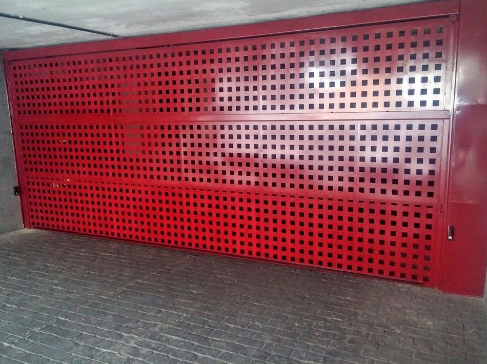 Puerta basculante de 2 hojas chapa perforada Puerta basculante de 2 hojas chapa perforada