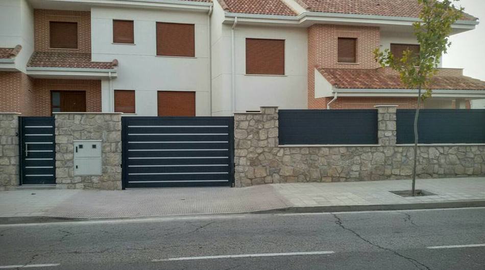 Conjunto puertas y valla aluminio soldado Conjunto puertas y valla aluminio soldado