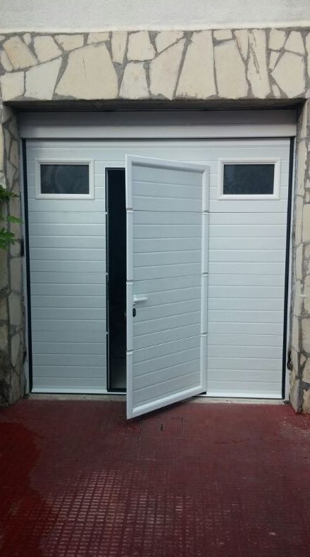 Puerta seccional con puerta peatonal y ventanas Puerta seccional con puerta peatonal y ventanas