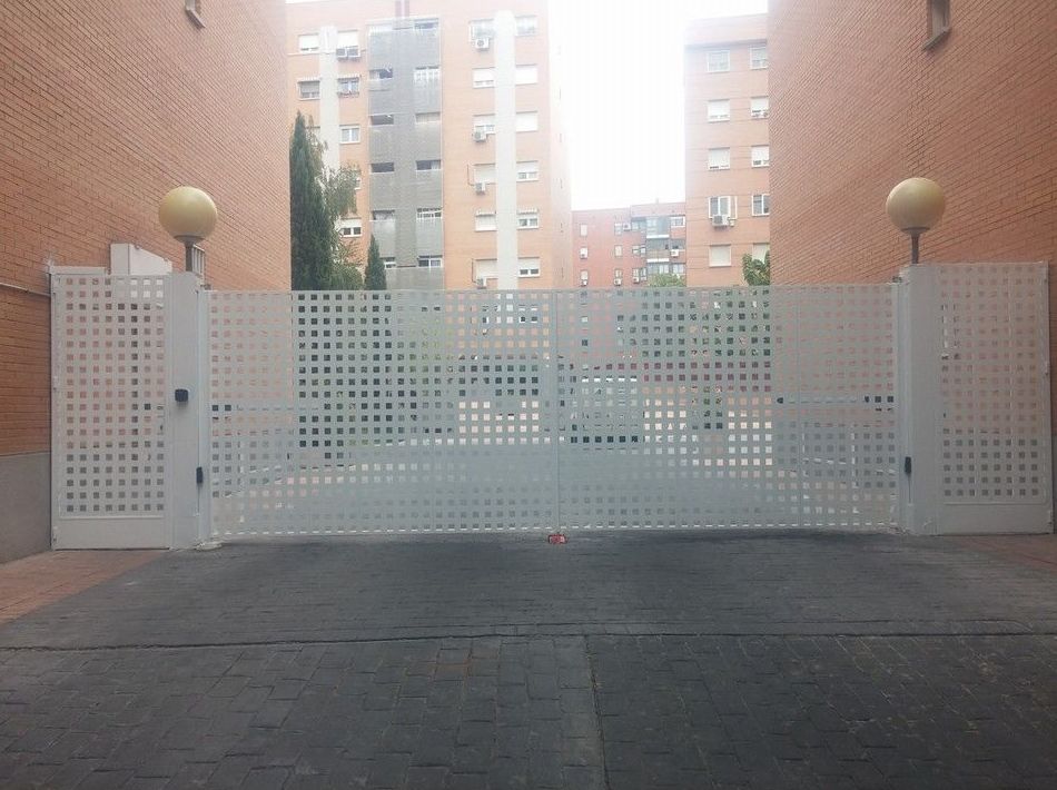 Puertas de garaje abisagradas: Productos y Servicios de Luvematic Puertas de garaje abisagradas: Productos y Servicios de Luvematic