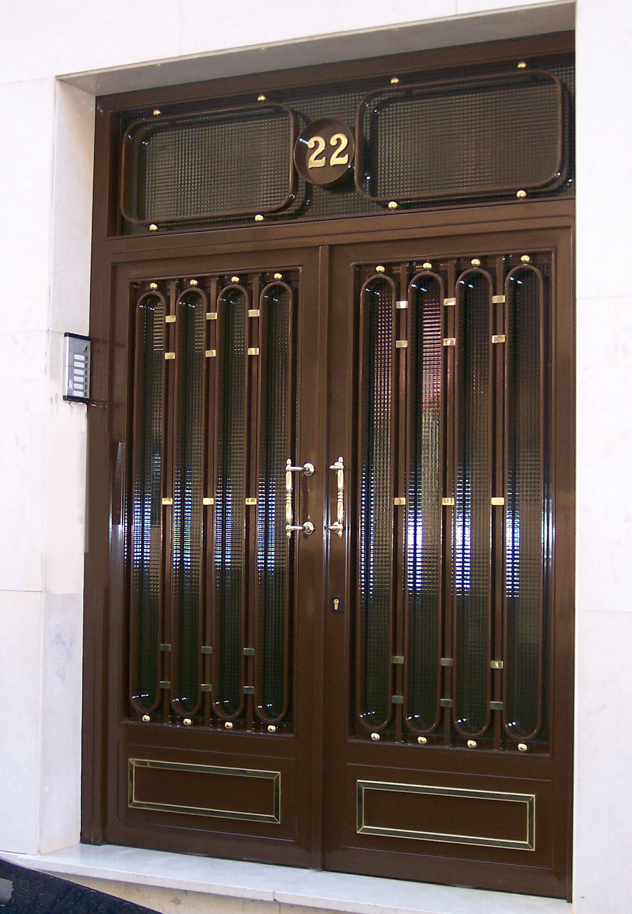 Puerta de portal con cristal armado Puerta de portal con cristal armado