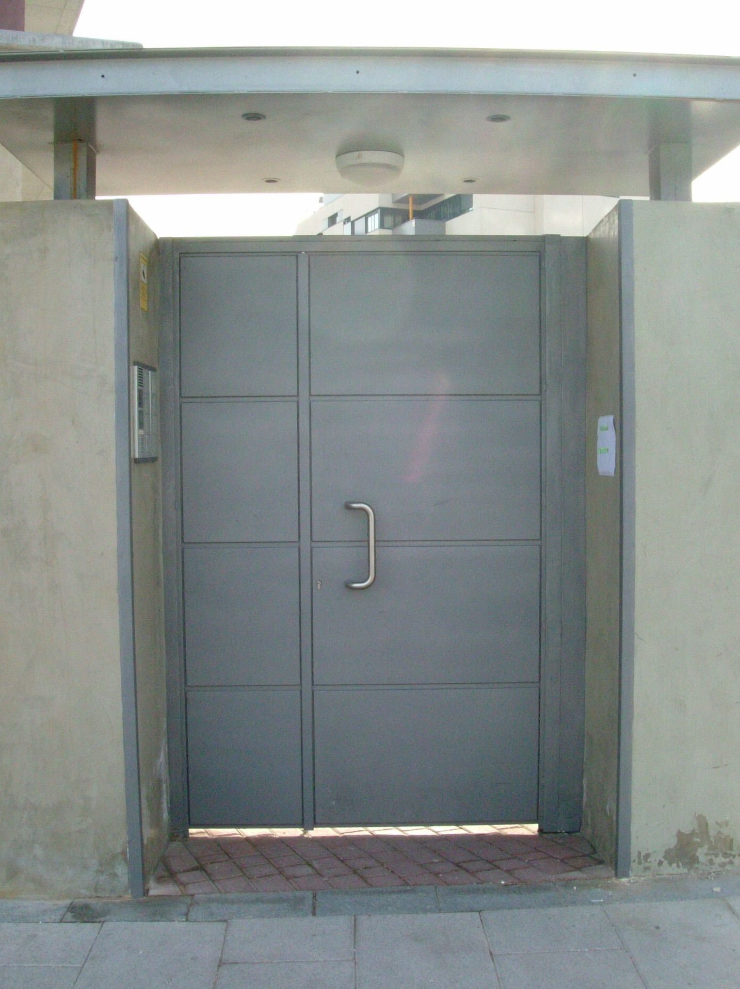 Puerta de peatones con bandejas Puerta de peatones con bandejas