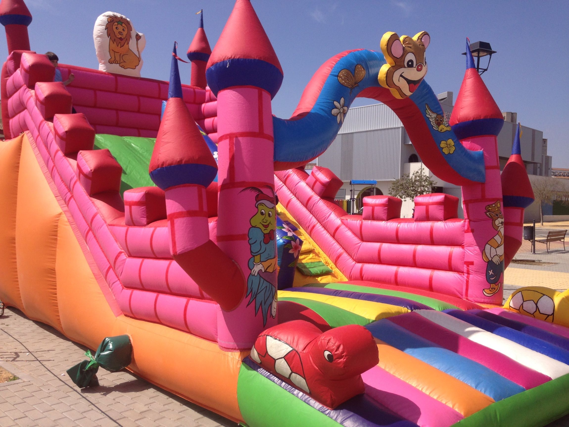 Castillos grandes: Catálogo de Hinchables Divertidos Castillos grandes: Catálogo de Hinchables Divertidos