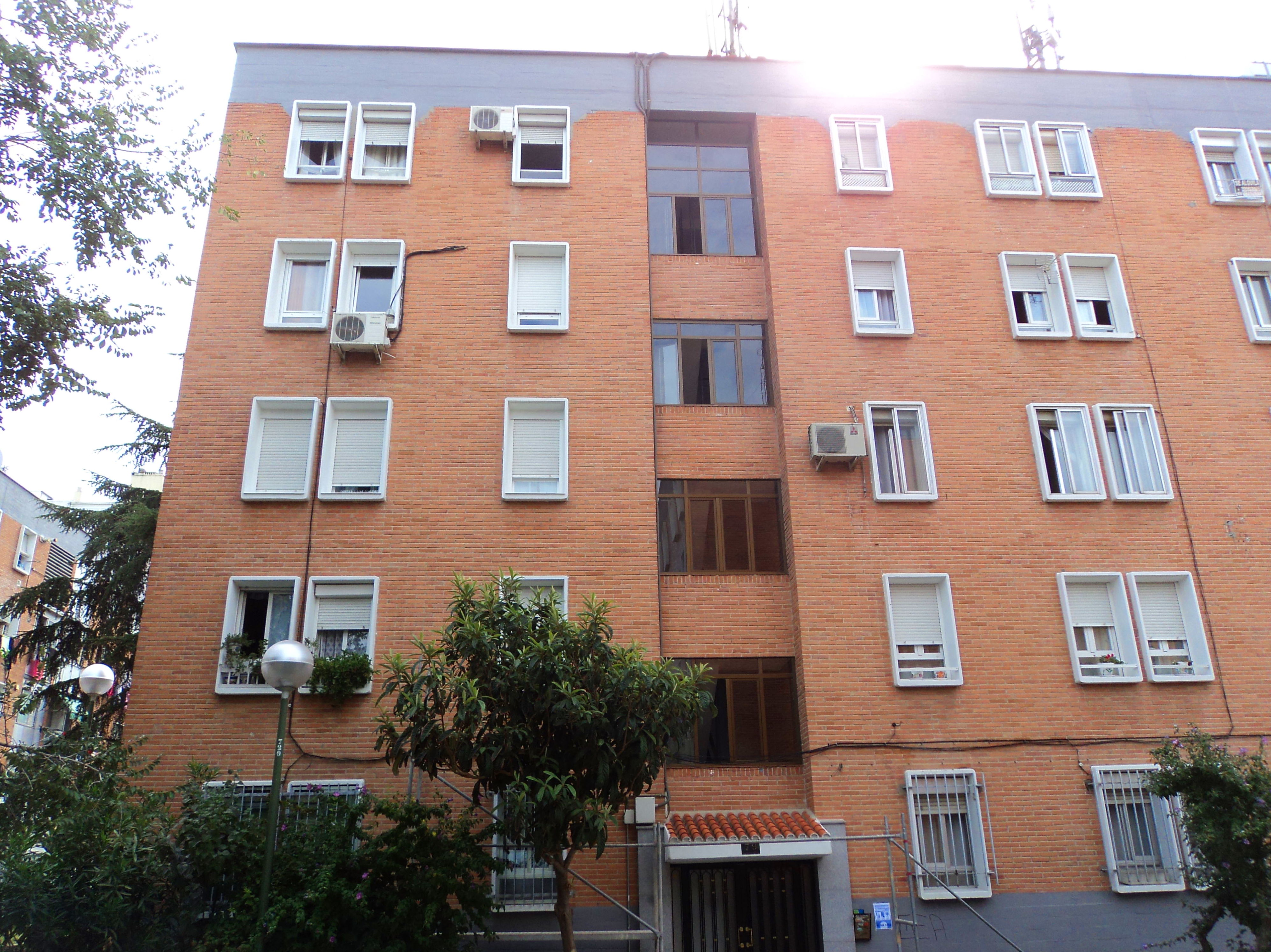 Fachada de ladrillo cara vista, antes del aislamiento térmico con el sistema Baumit Fachada de ladrillo cara vista, antes del aislamiento térmico con el sistema Baumit