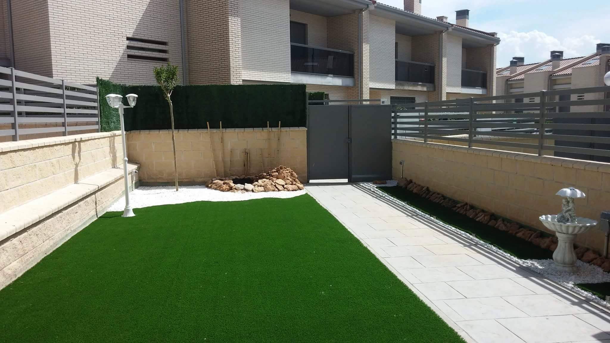 Instalación de césped artificial: ¡Jardinería y mucho más! de SalvaJardin Instalación de césped artificial: ¡Jardinería y mucho más! de SalvaJardin