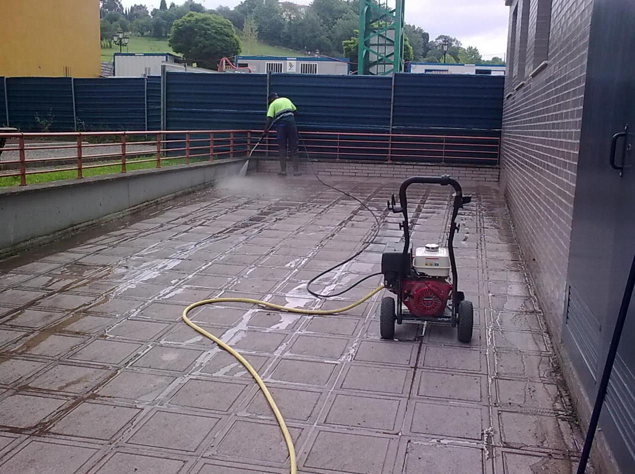 Limpieza de patios a alta presión Limpieza de patios a alta presión