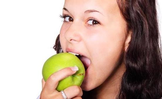Masticar bien los alimentos previene la aparición de infecciones en la boca.