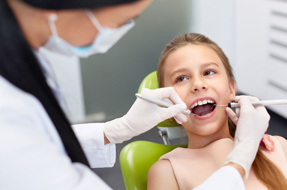 La primera toma de contacto con el dentista, un momento crucial 