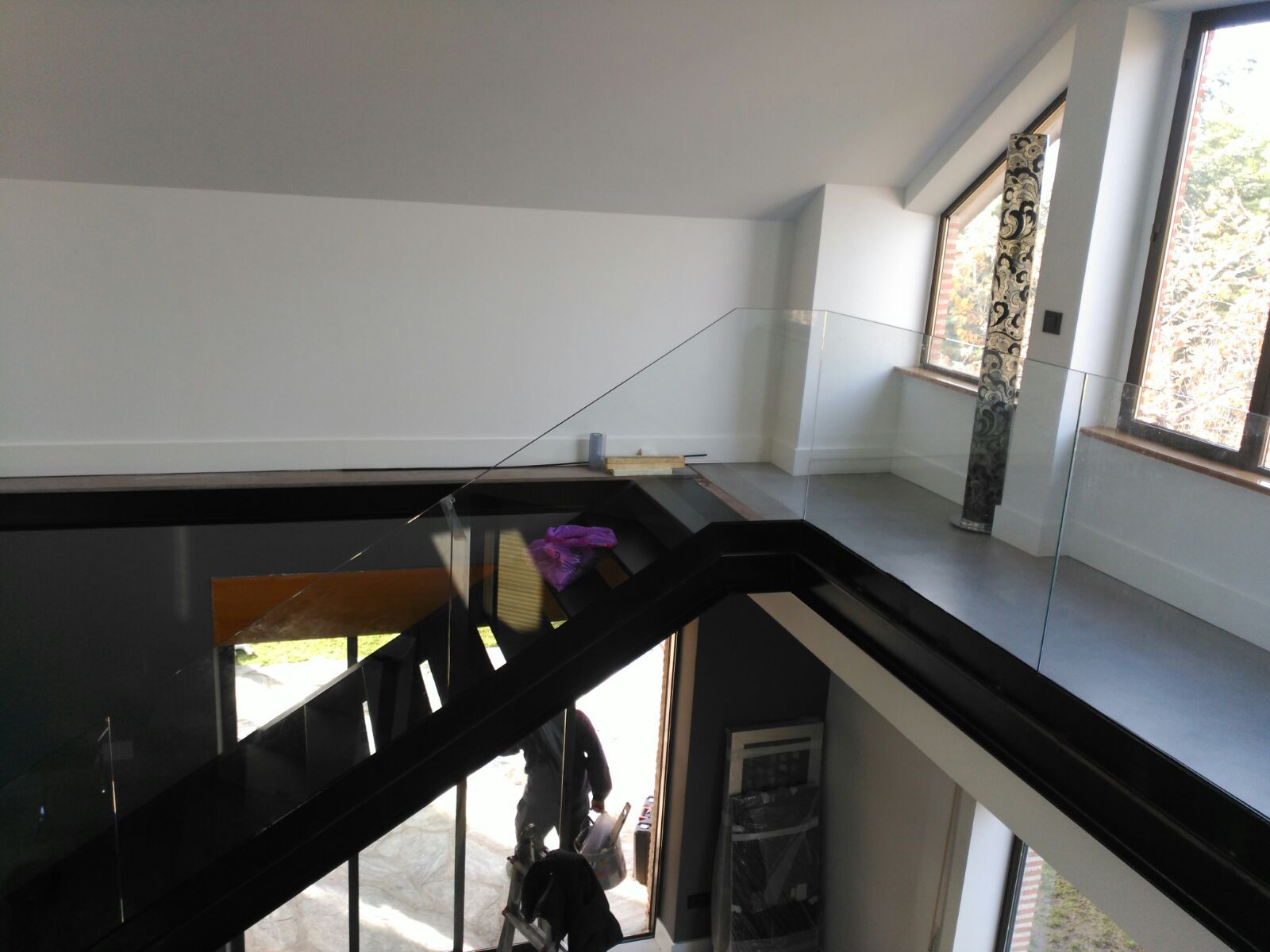 Escaleras con barandilla cristal: Servicios y Productos de Cerrajería Avelino Izquierdo, S.L. Escaleras con barandilla cristal: Servicios y Productos de Cerrajería Avelino Izquierdo, S.L.