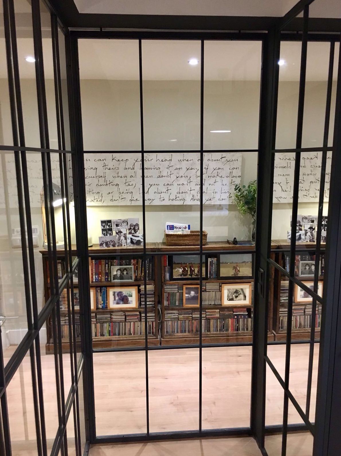 Cerramiento de cristal tipo NY: Servicios y Productos de Cerrajería Avelino Izquierdo, S.L. Cerramiento de cristal tipo NY: Servicios y Productos de Cerrajería Avelino Izquierdo, S.L.
