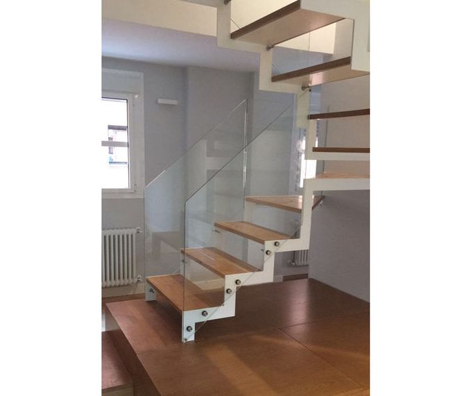 Escaleras con barandilla cristal: Servicios y Productos de Cerrajería Avelino Izquierdo, S.L. Escaleras con barandilla cristal: Servicios y Productos de Cerrajería Avelino Izquierdo, S.L.
