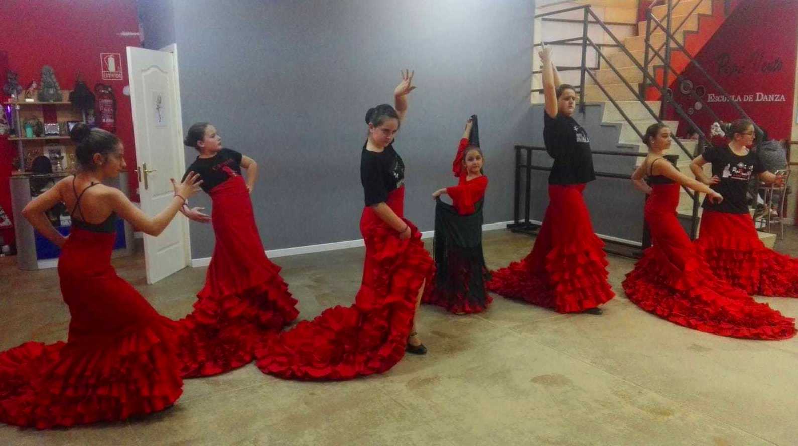 Bata de Cola : Clases de Escuela de Danza Pepe Vento Bata de Cola : Clases de Escuela de Danza Pepe Vento