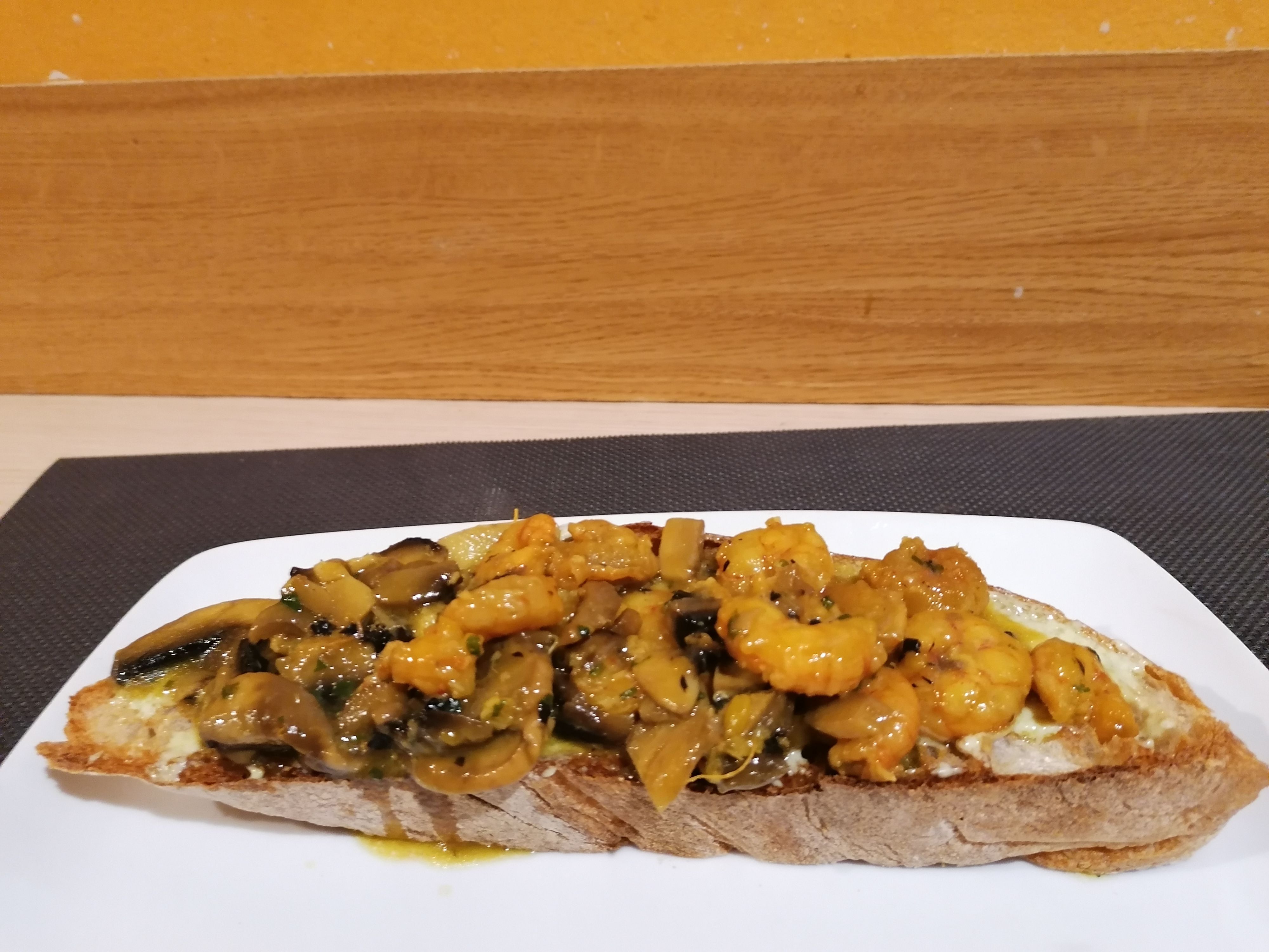 Raciones, tostas de pan y cazuelas: de Balcón de Floreano Raciones, tostas de pan y cazuelas: de Balcón de Floreano