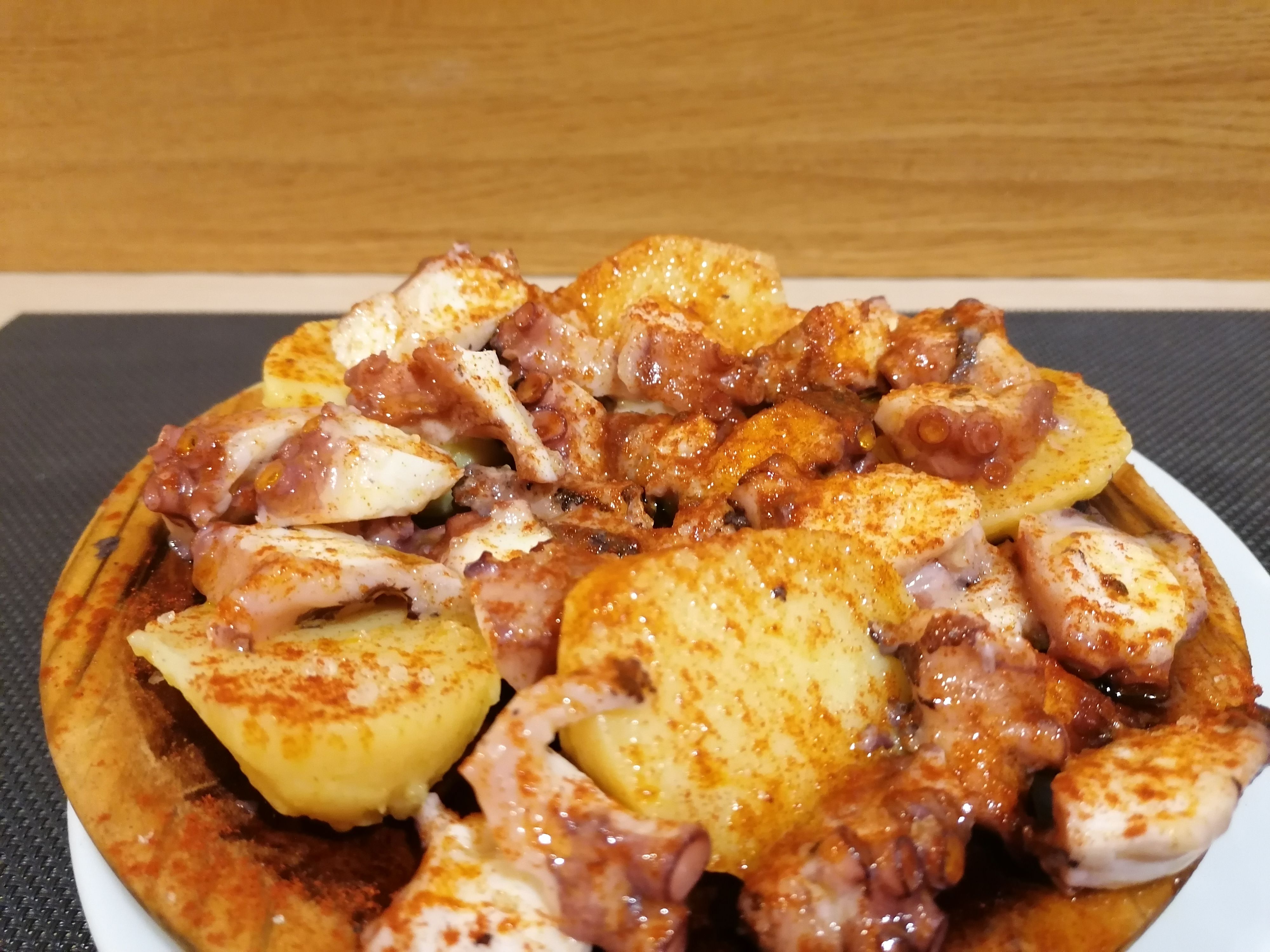 Raciones, tostas de pan y cazuelas: de Balcón de Floreano Raciones, tostas de pan y cazuelas: de Balcón de Floreano