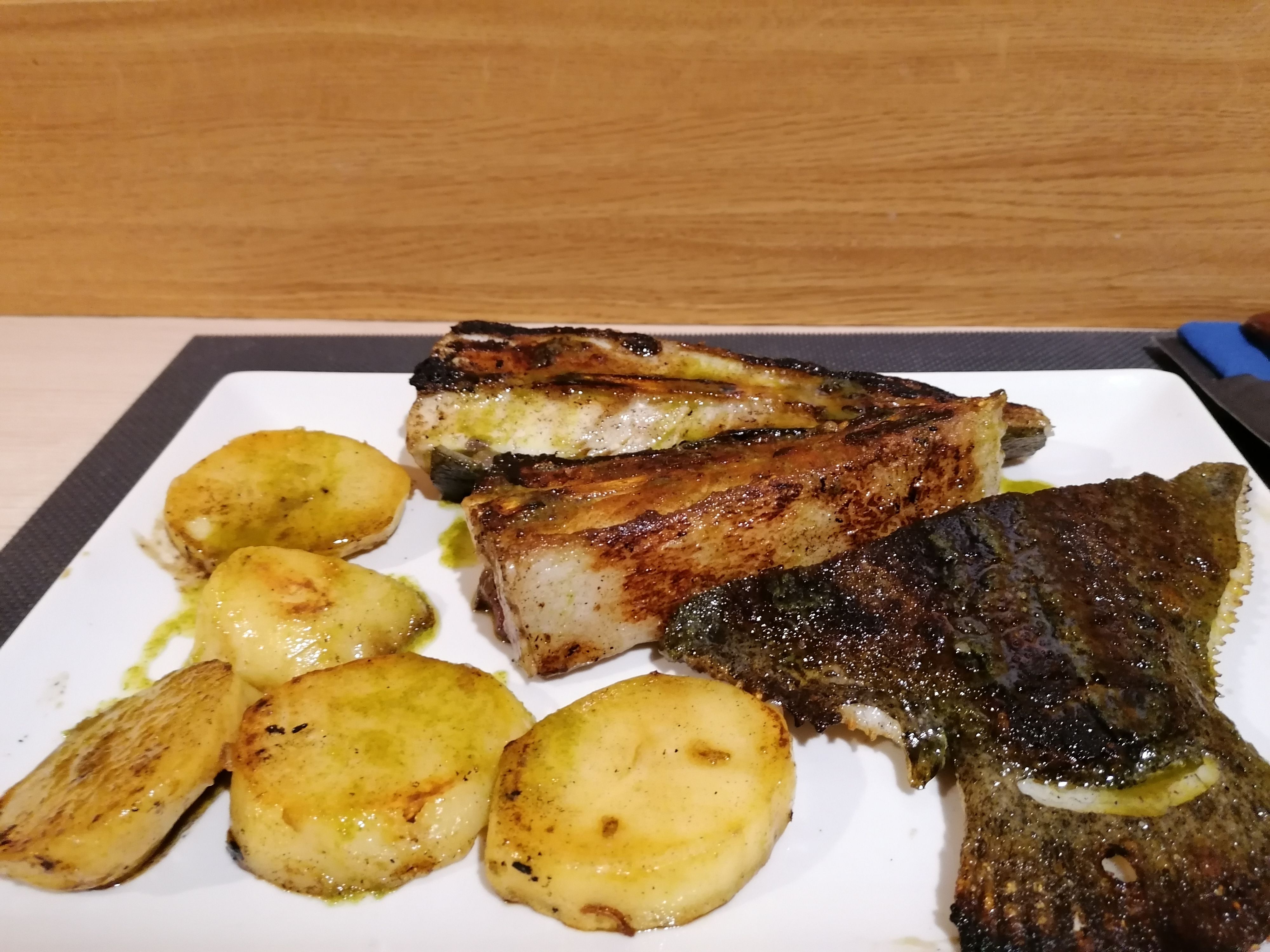 Pescados, carnes y ensaladas: de Balcón de Floreano Pescados, carnes y ensaladas: de Balcón de Floreano