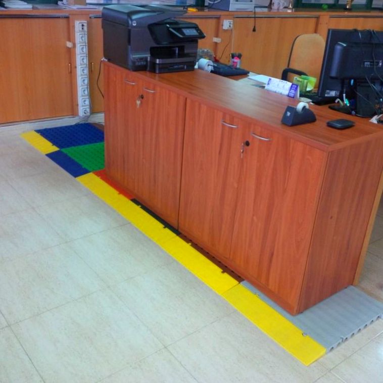 Tarima de 25 pasacables en oficina Tarima de 25 pasacables en oficina