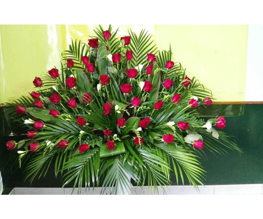 Centro de rosas: Catálogo de FLORISTERÍA JOMACO Tanatorio As Burgas Centro de rosas: Catálogo de FLORISTERÍA JOMACO Tanatorio As Burgas