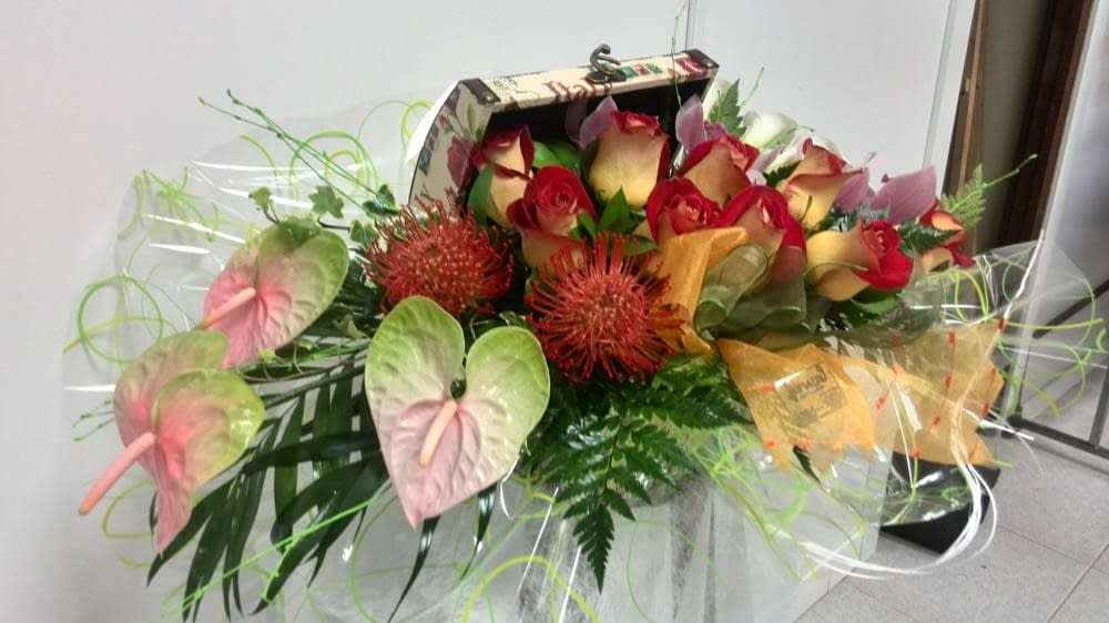 Baúl decorativo con flor natural: Catálogo de FLORISTERÍA JOMACO Tanatorio As Burgas Baúl decorativo con flor natural: Catálogo de FLORISTERÍA JOMACO Tanatorio As Burgas