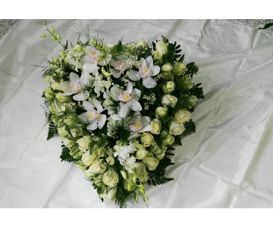Corazón encima de caja: Catálogo de FLORISTERÍA JOMACO Tanatorio As Burgas Corazón encima de caja: Catálogo de FLORISTERÍA JOMACO Tanatorio As Burgas