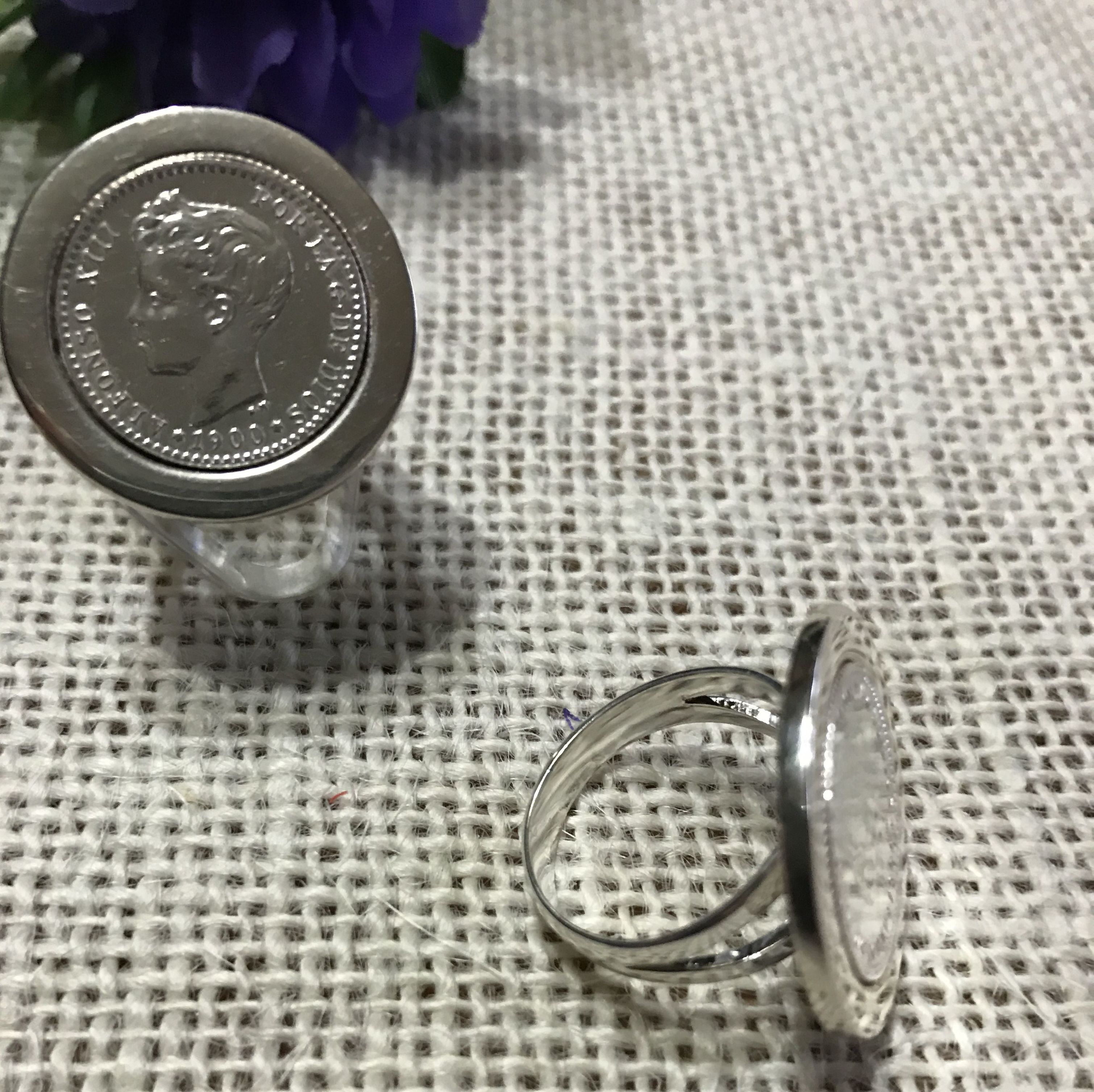 Anillo con Moneda: Productos y servicios de Mil990 Taller de Joyas Personalizadas Anillo con Moneda: Productos y servicios de Mil990 Taller de Joyas Personalizadas