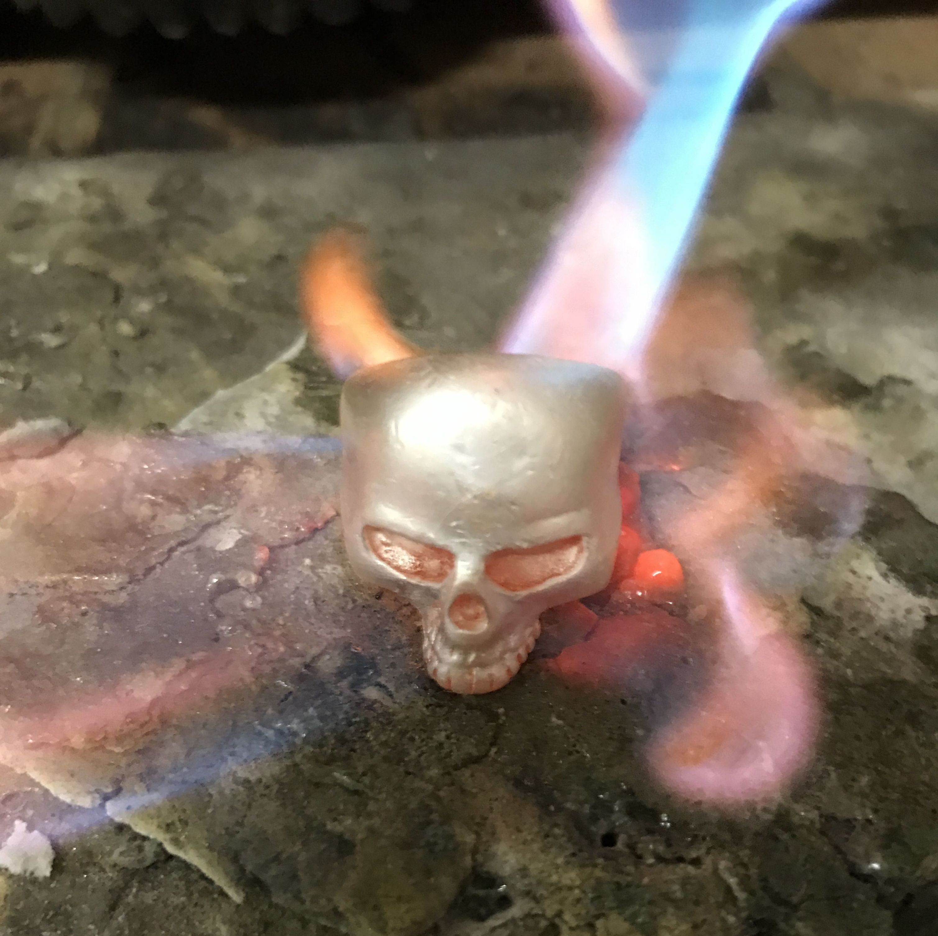 Soldando un anillo de plata: Productos y servicios de Mil990 Taller de Joyas Personalizadas Soldando un anillo de plata: Productos y servicios de Mil990 Taller de Joyas Personalizadas