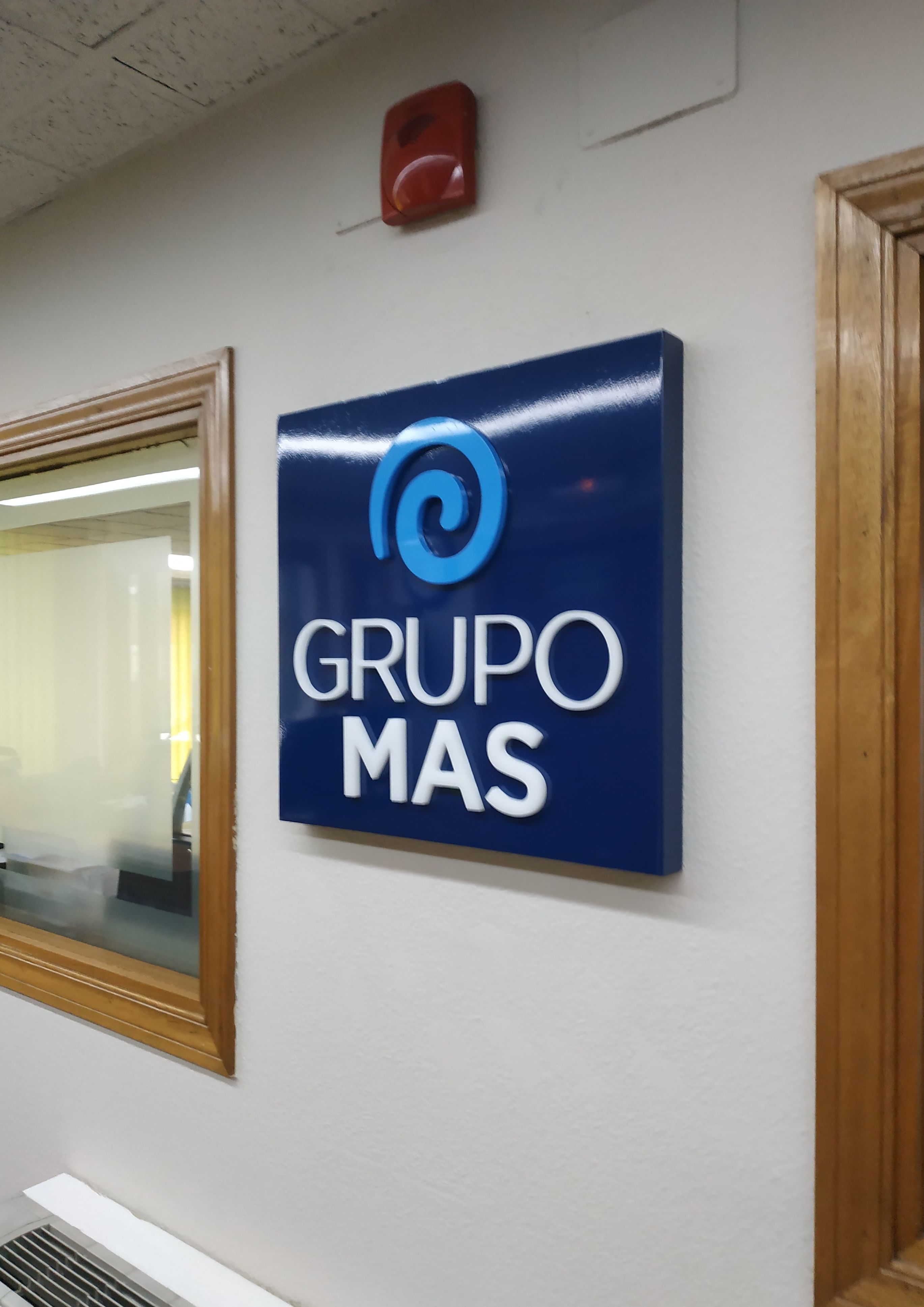 Logotipo corporeo en acero. Logotipo corporeo en acero.