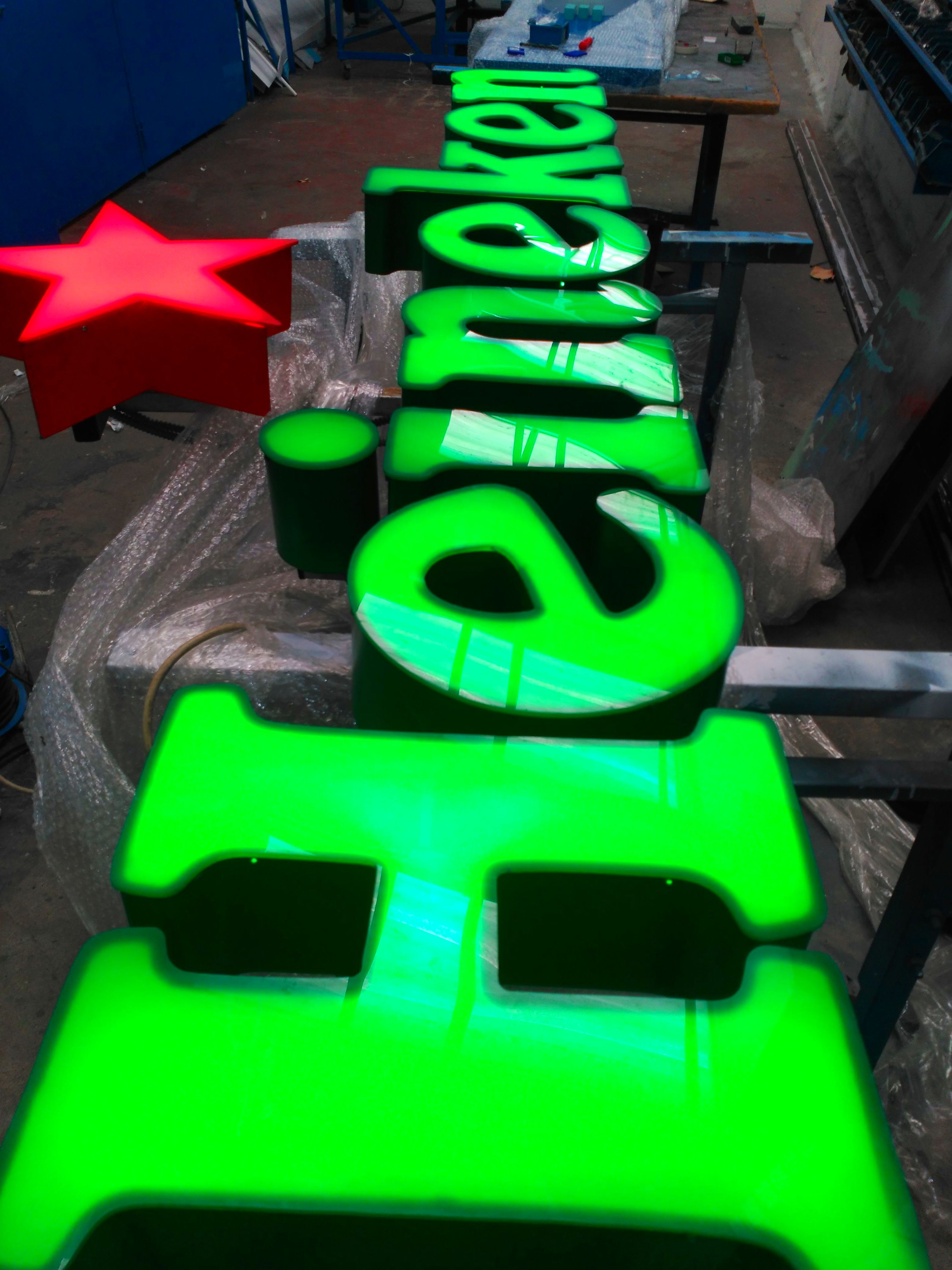 iluminadas el frente con metacrilato. iluminadas el frente con metacrilato.