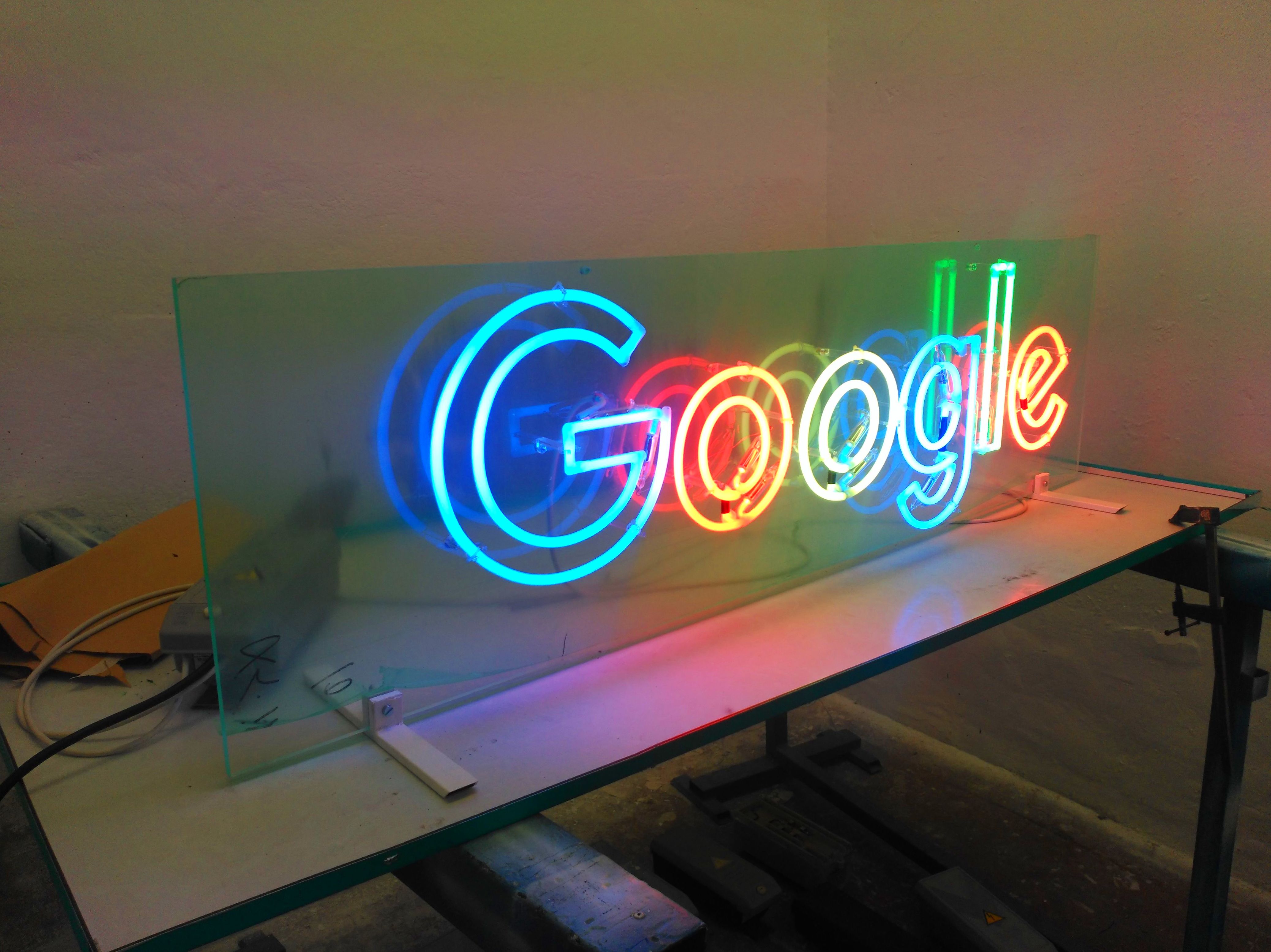 Neón. Logotipo de Google a doble trazo Neón. Logotipo de Google a doble trazo