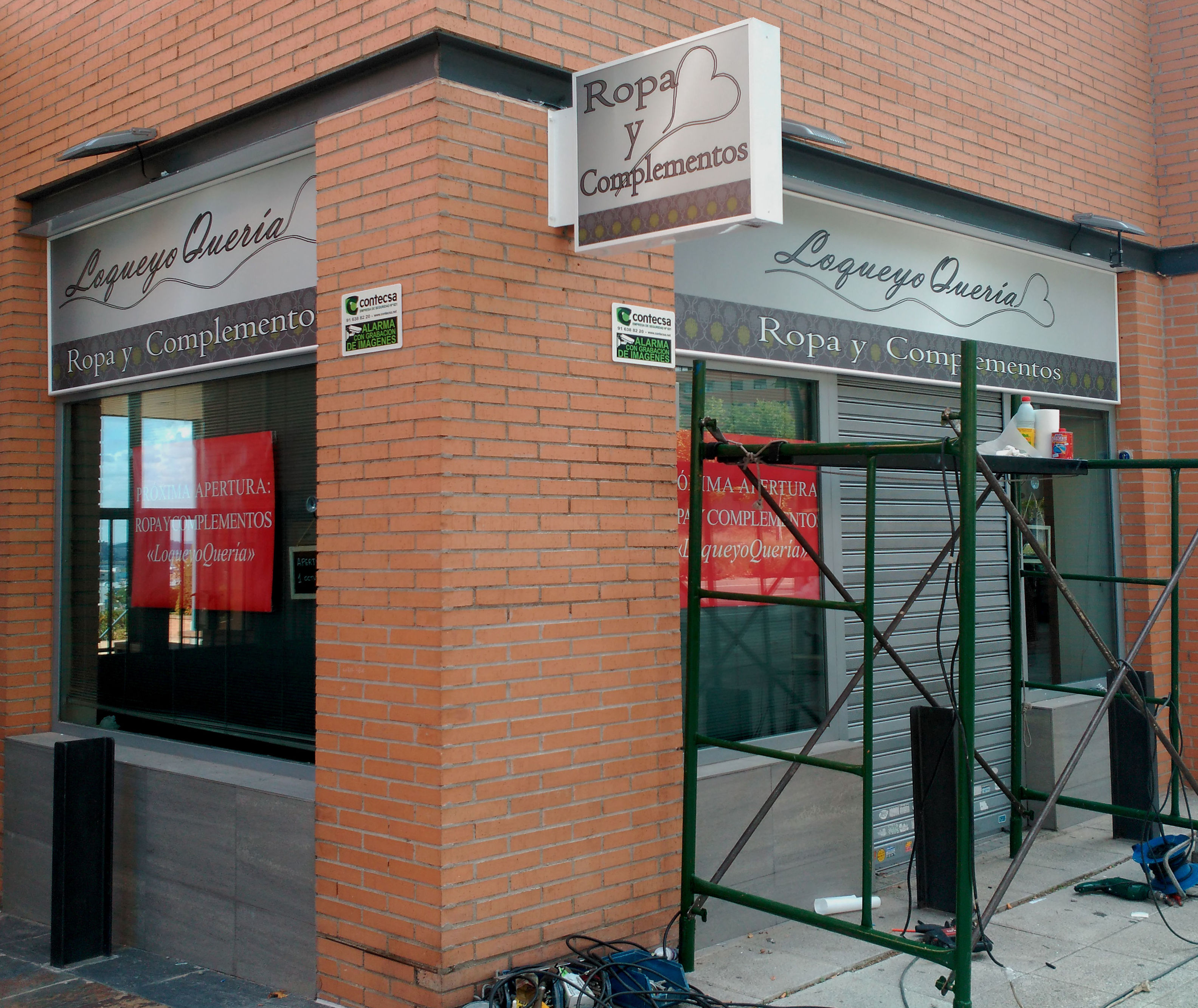 Letrero con banderola a doble cara Letrero con banderola a doble cara