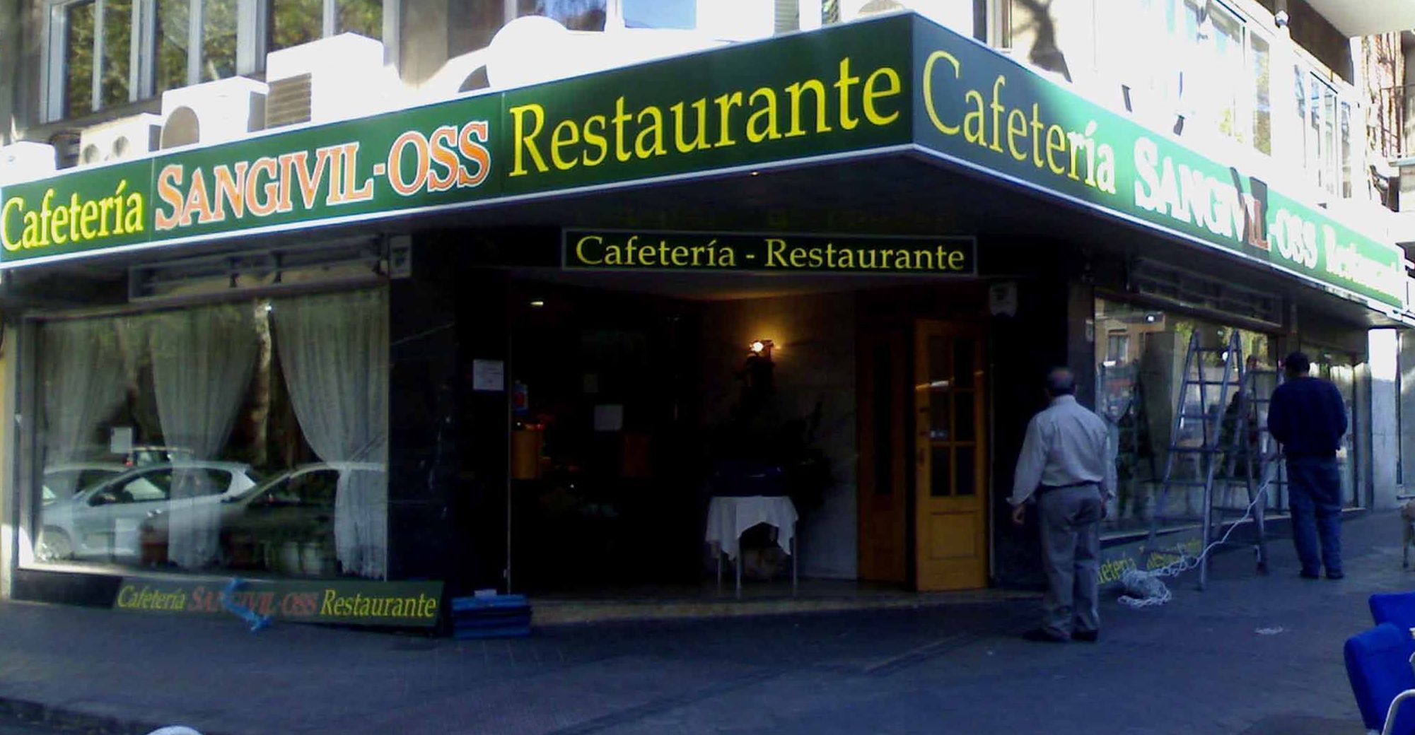 Rótulo en cajón luminoso formando ángulo Rótulo en cajón luminoso formando ángulo