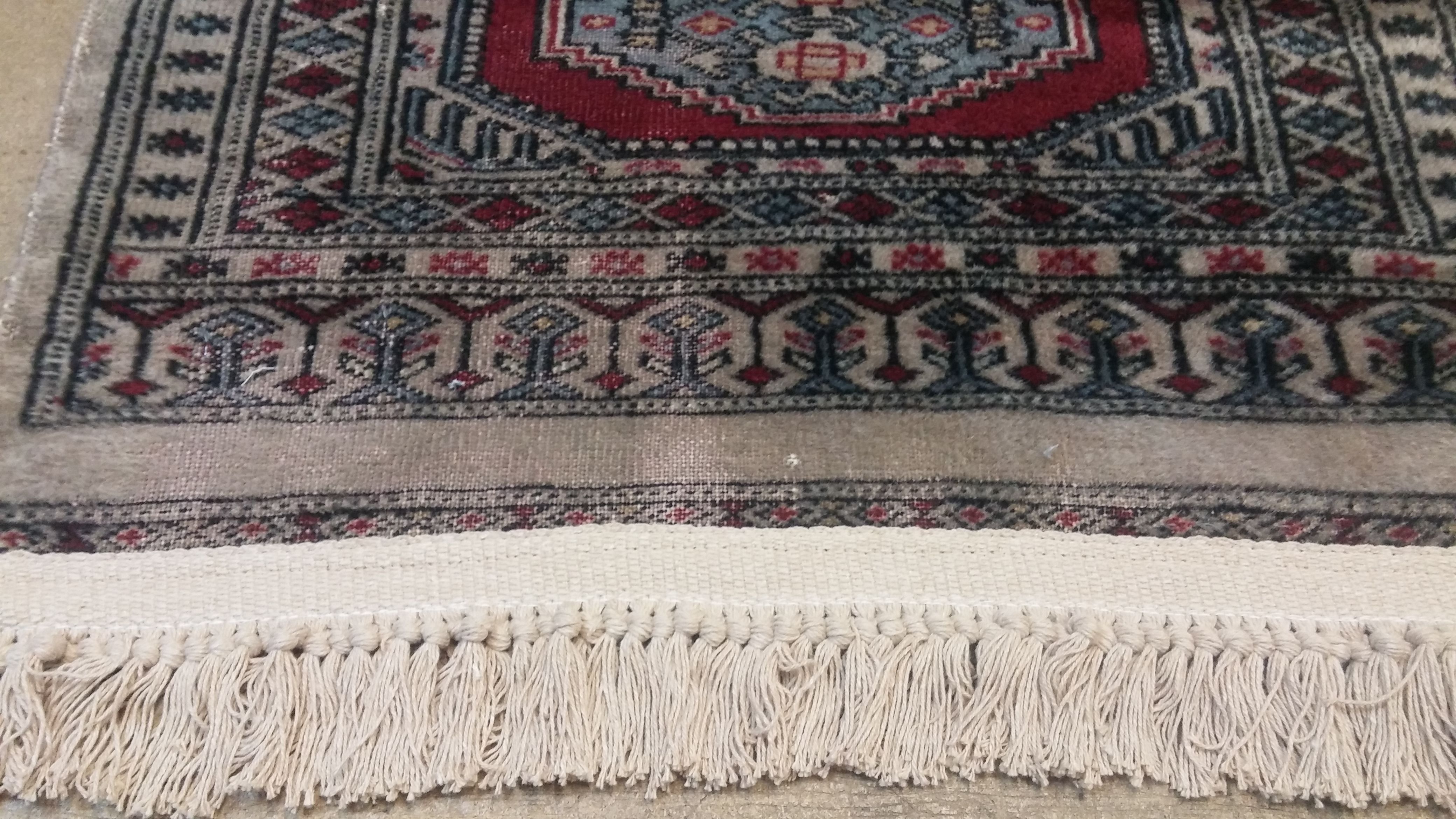 Poner y quitar flecos: Reparación de alfombras de Taller de Alfombras Poner y quitar flecos: Reparación de alfombras de Taller de Alfombras