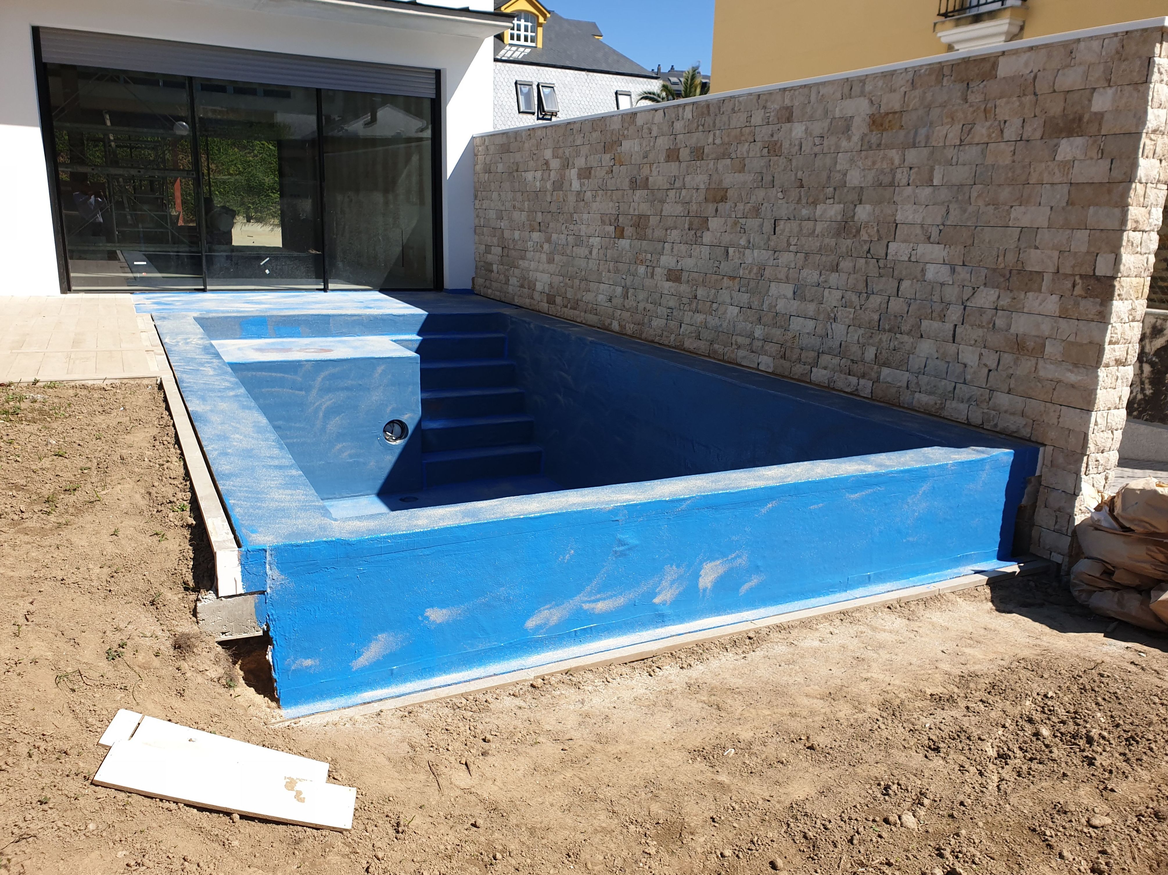 Vaso y playa de piscina impermeabilizados con Poliurea, para ser revestidos con Rosa Gres. Vaso y playa de piscina impermeabilizados con Poliurea, para ser revestidos con Rosa Gres.