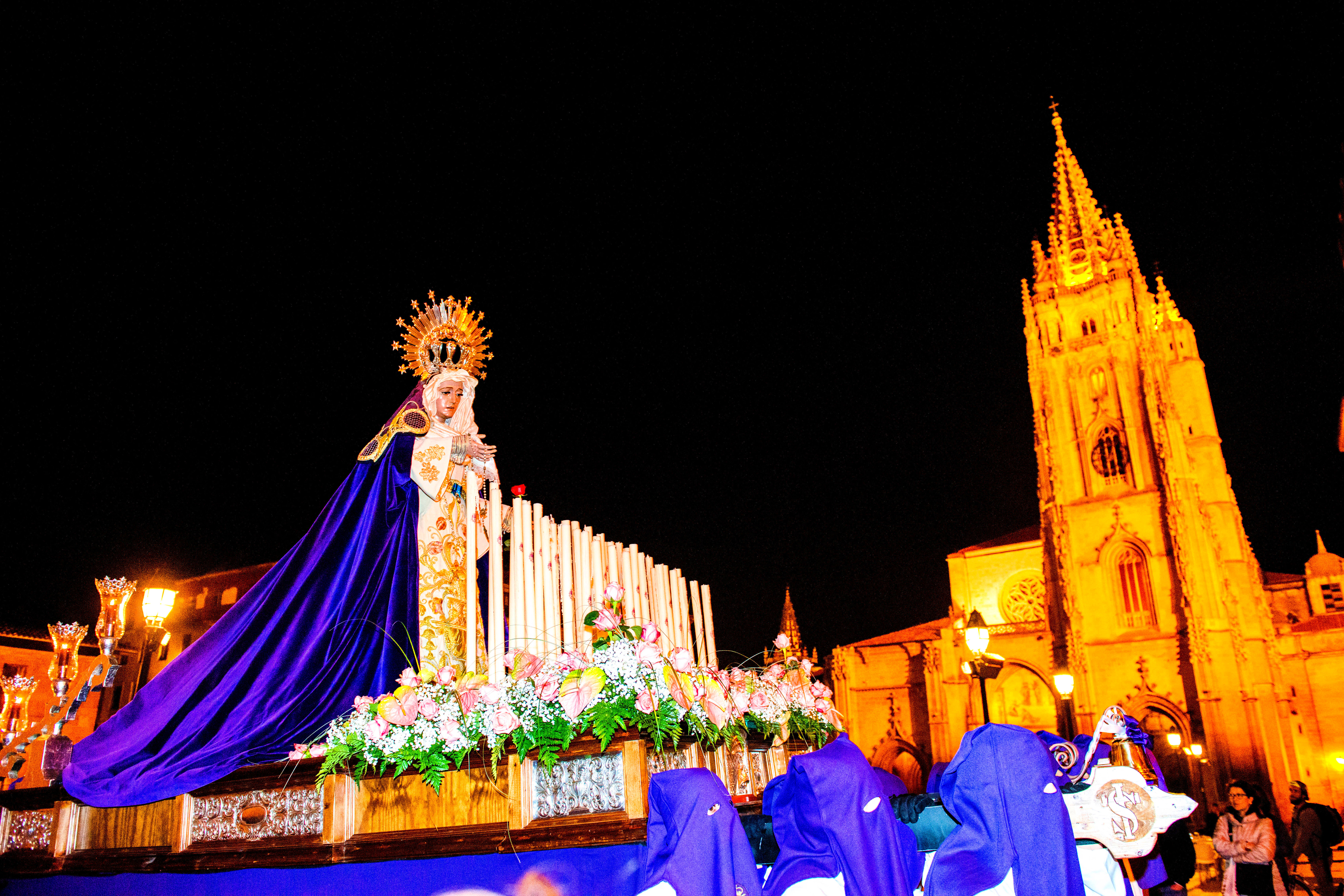 Paso semana santa plaza de la catedral de Oviedo