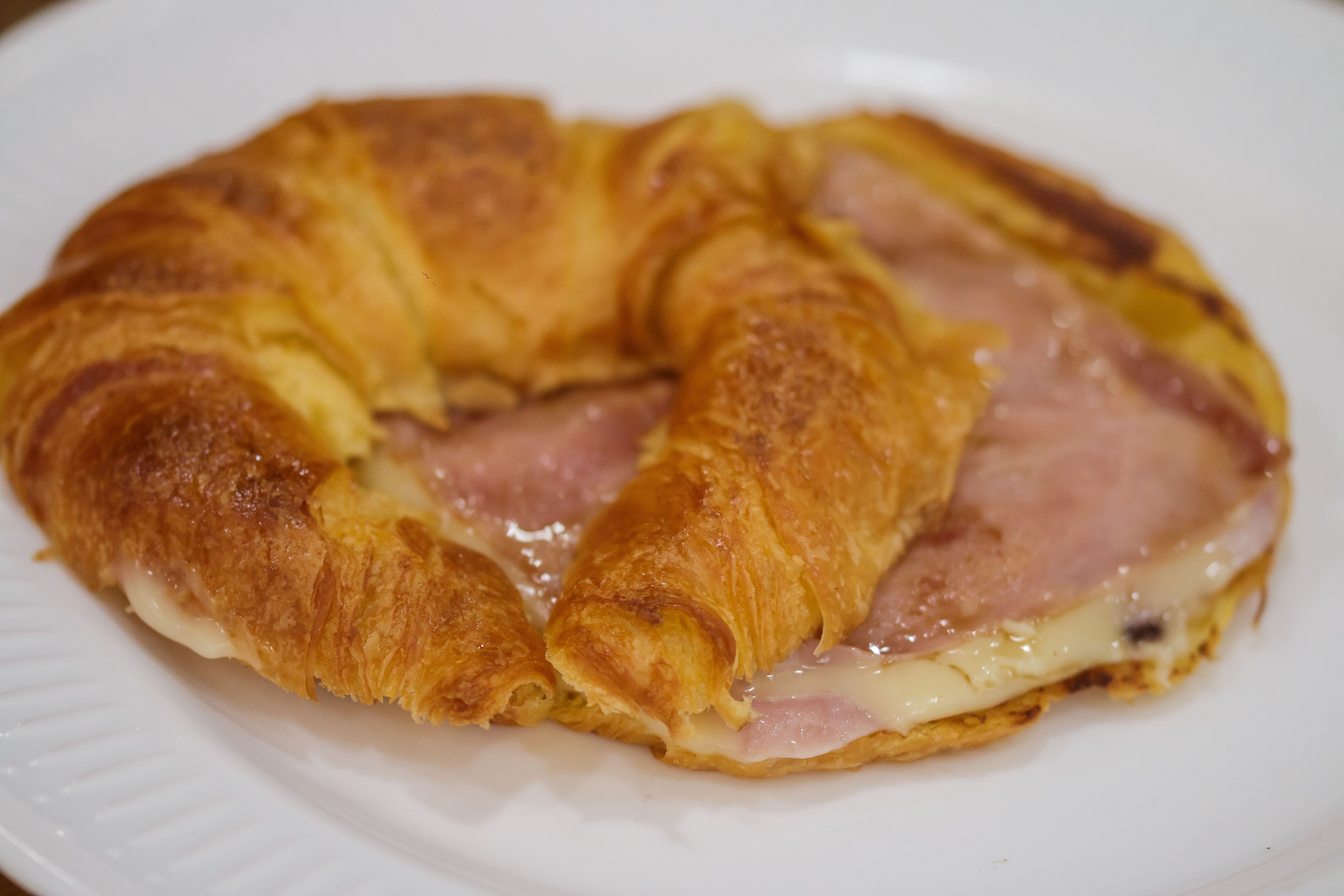 Croissant mixto: de Cafetería la Bernarda Croissant mixto: de Cafetería la Bernarda