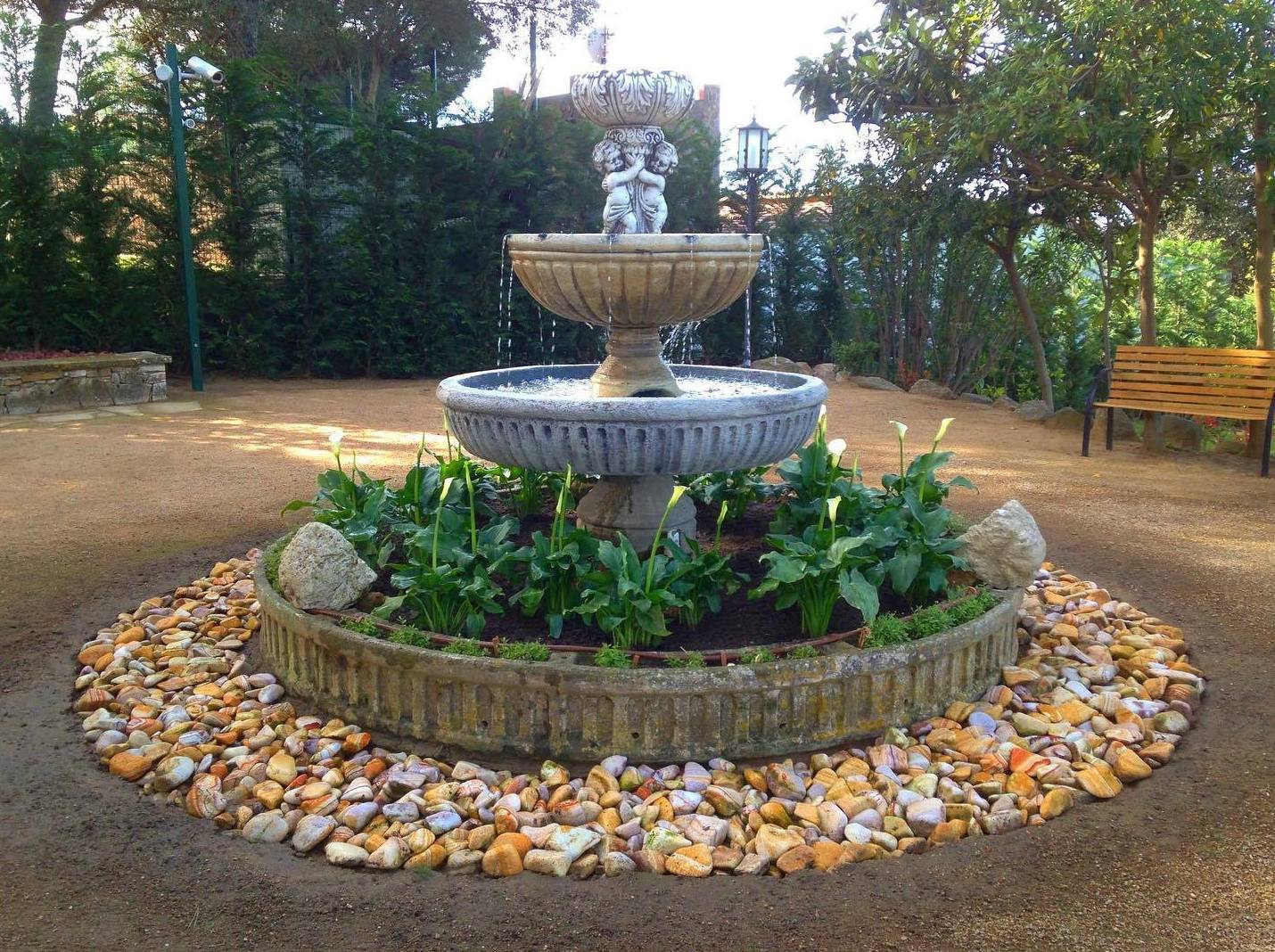 Restauración: Servicios Y Productos de Món Verd / Mundo Verde / Green World Restauración: Servicios Y Productos de Món Verd / Mundo Verde / Green World