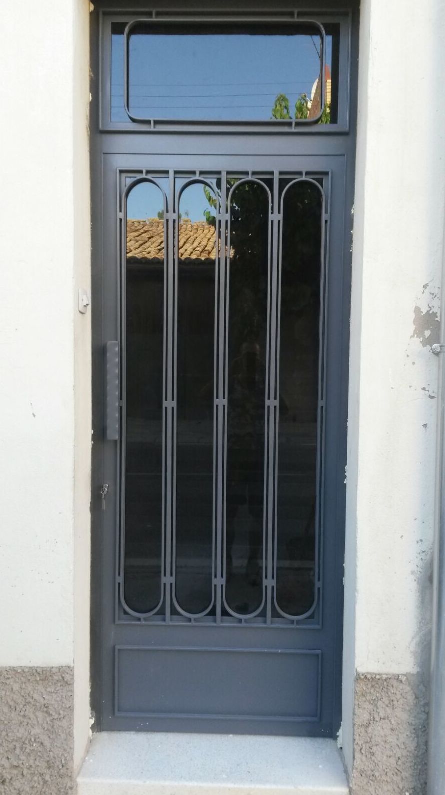 puerta de hierro forjado