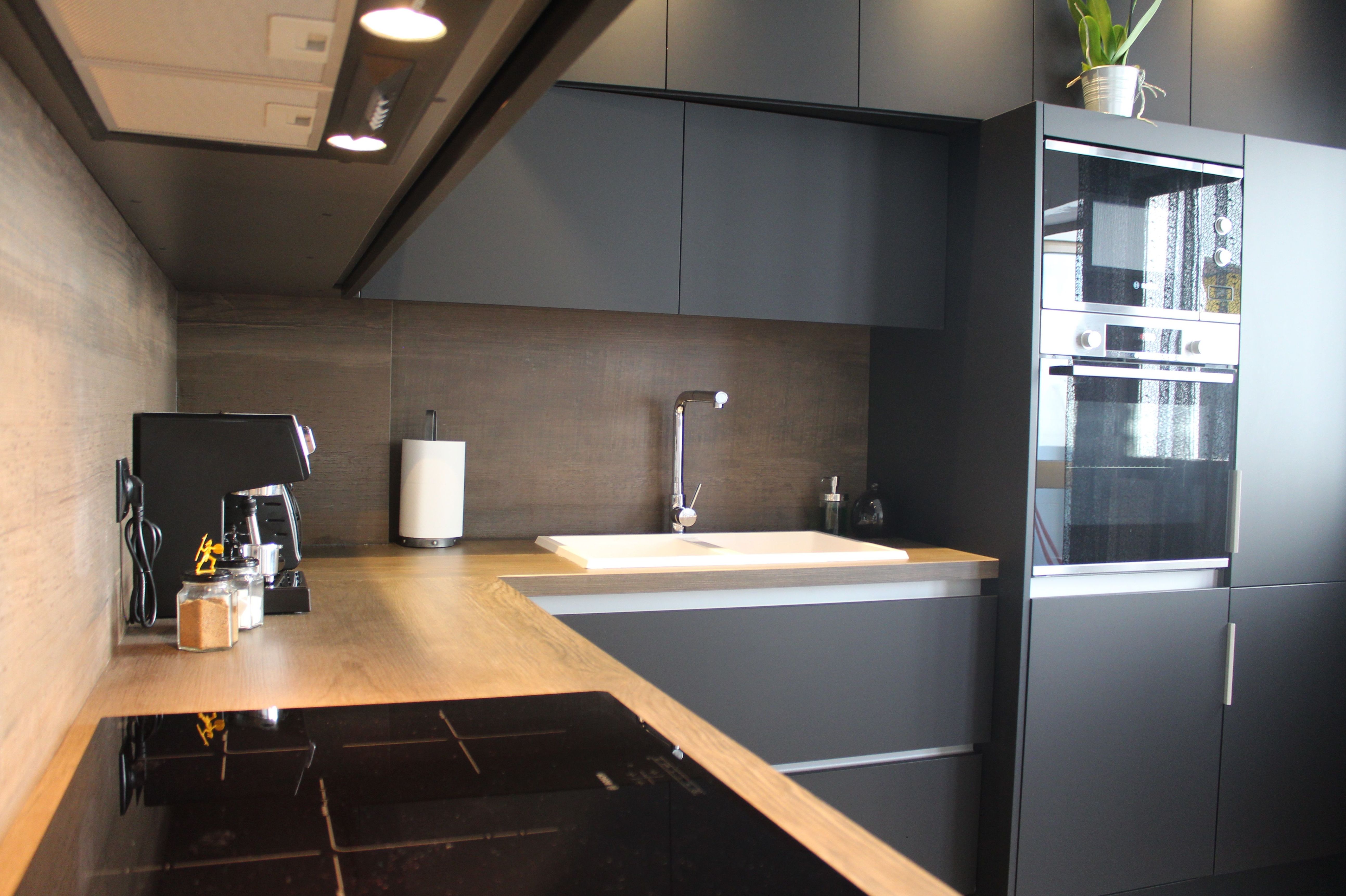 cocina negro mate gola y encimera porcelanico inalco imitación a madera natural cocina negro mate gola y encimera porcelanico inalco imitación a madera natural