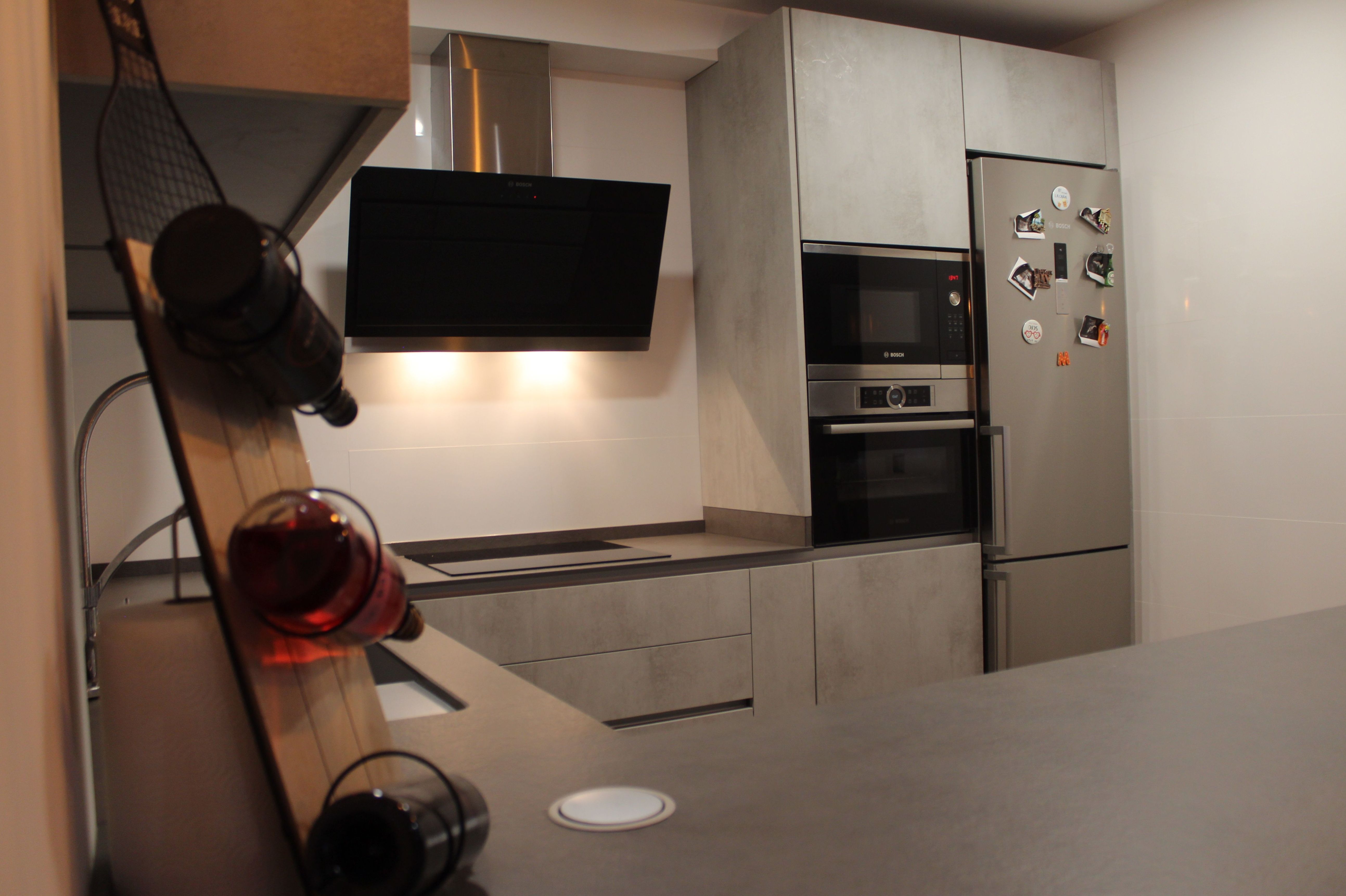 Cocina de gola imitación cemento y encimera Neolith Cocina de gola imitación cemento y encimera Neolith