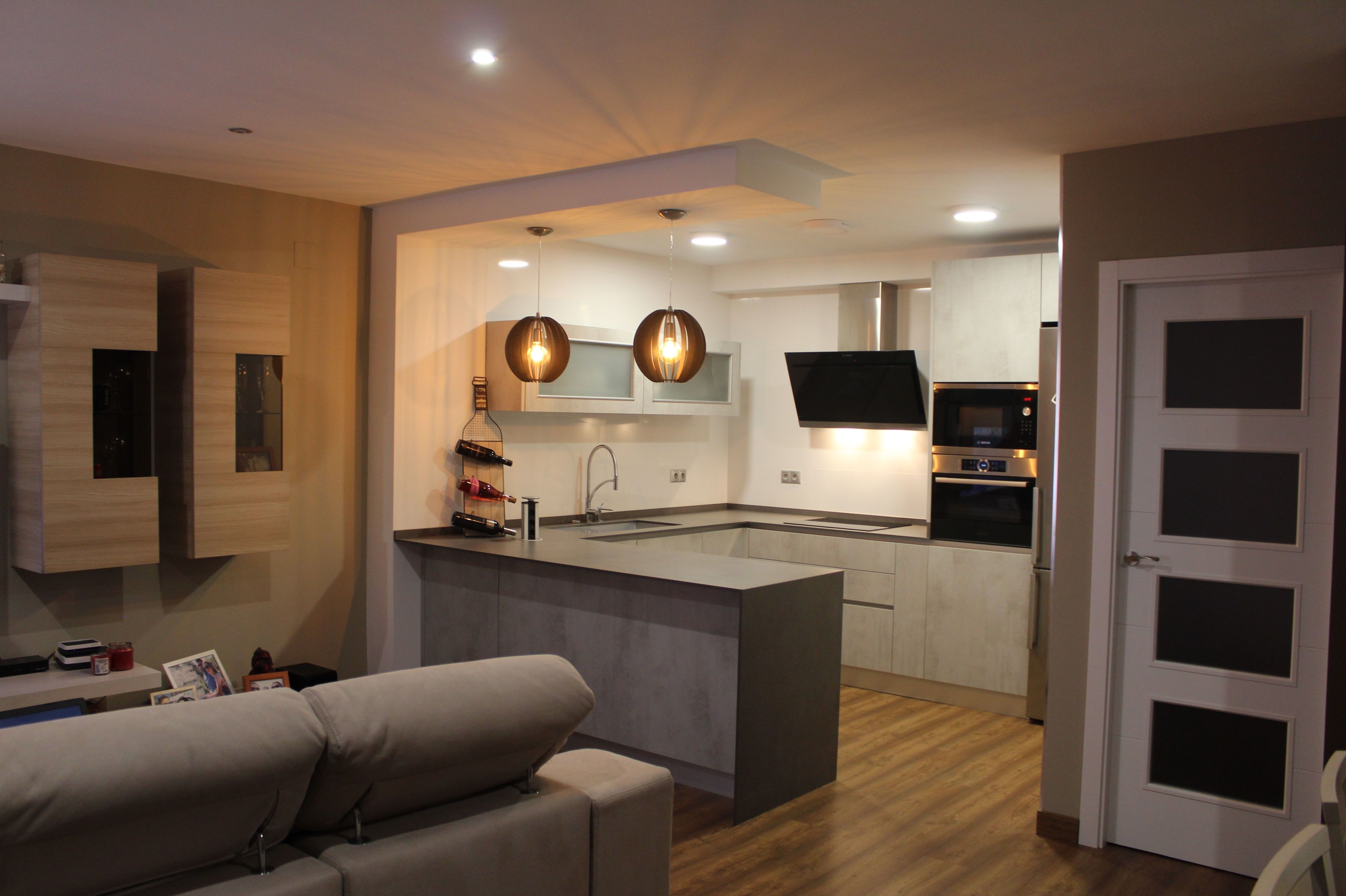 Cocina de gola imitación cemento y encimera Neolith Cocina de gola imitación cemento y encimera Neolith