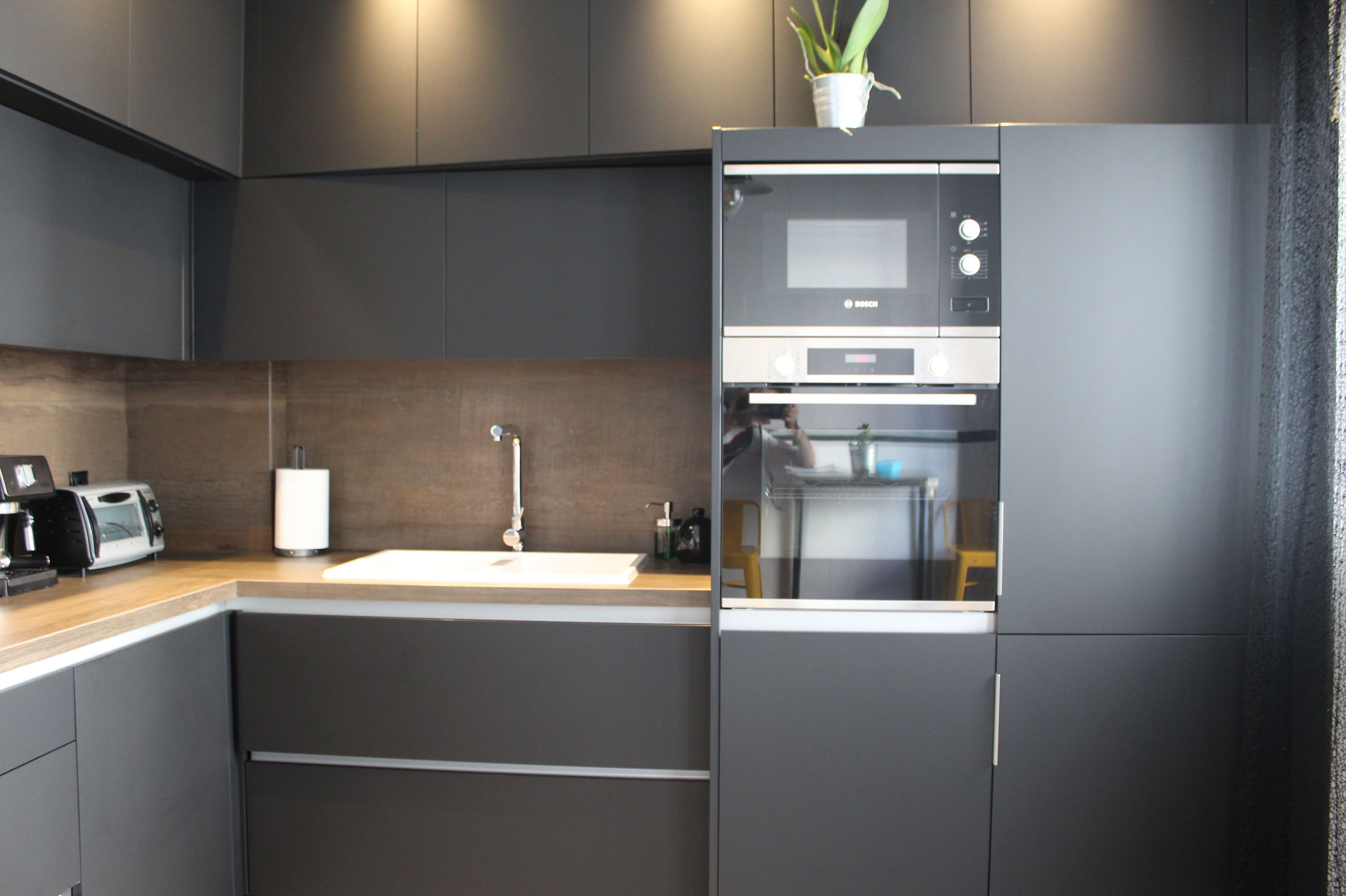 cocina negro mate gola y encimera porcelanico inalco imitación a madera natural cocina negro mate gola y encimera porcelanico inalco imitación a madera natural