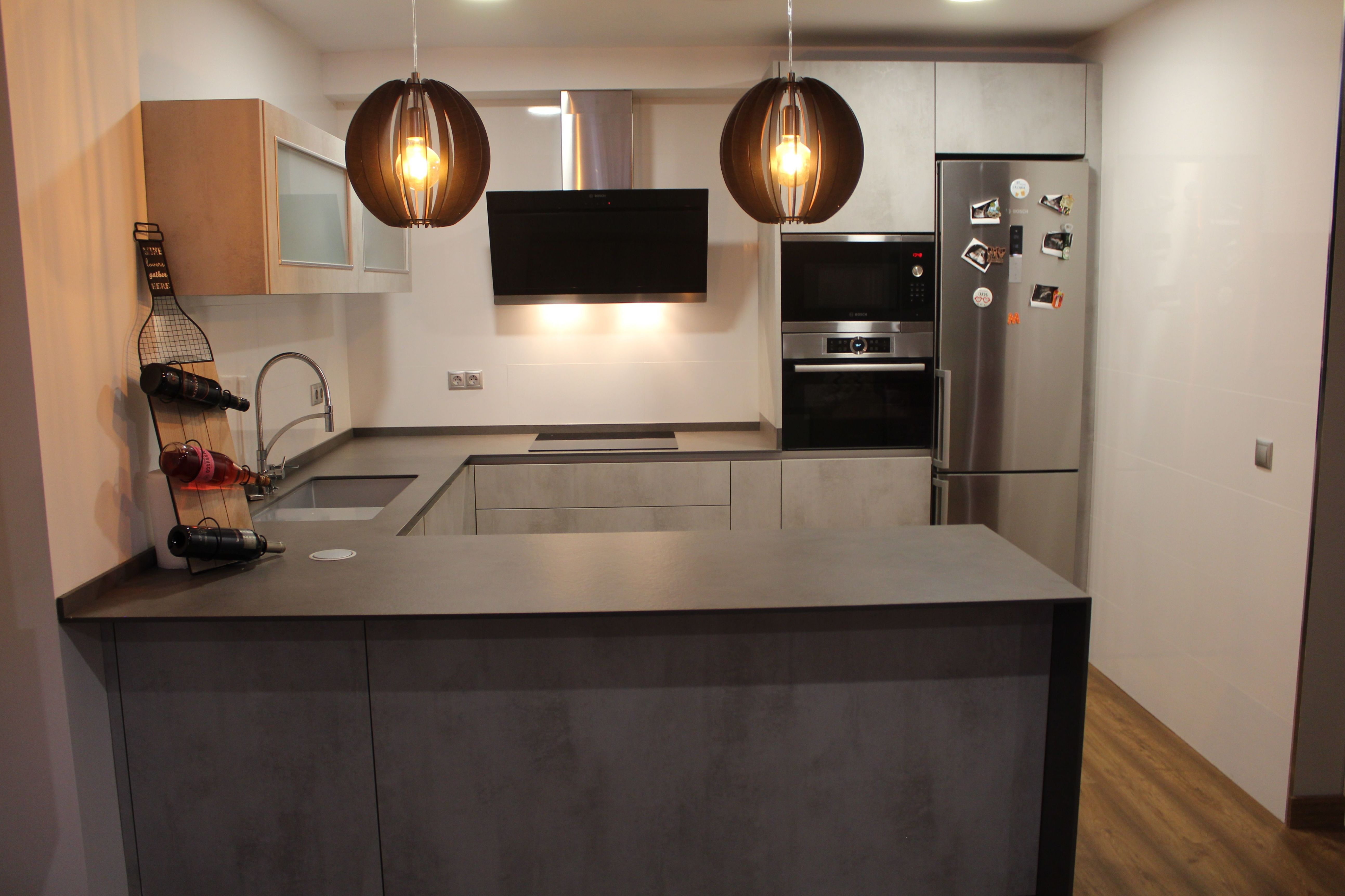 Cocina de gola imitación cemento y encimera Neolith Cocina de gola imitación cemento y encimera Neolith