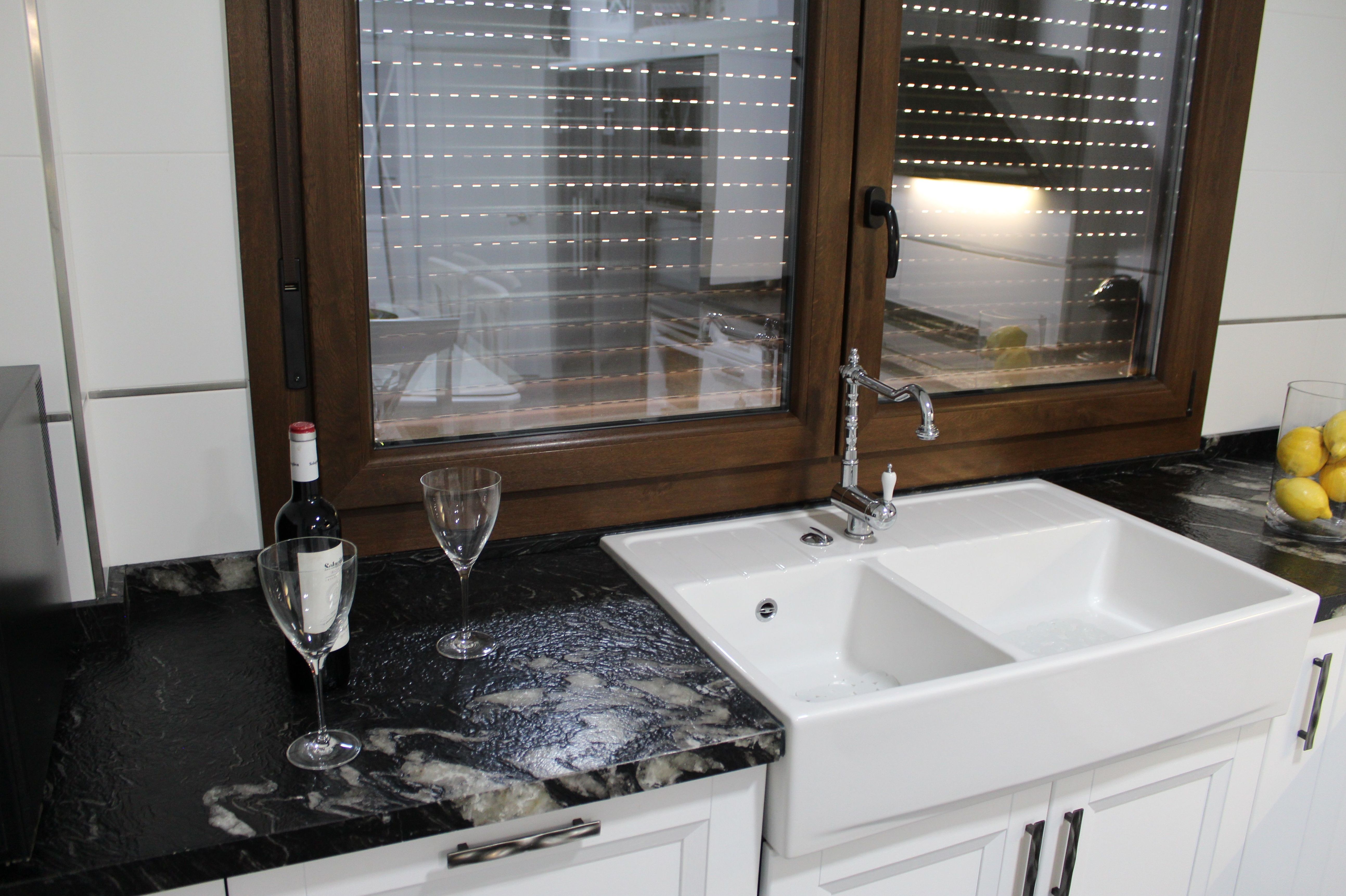 Encantadora cocina de madera de roble lacado y encimera de granito brasileño Encantadora cocina de madera de roble lacado y encimera de granito brasileño