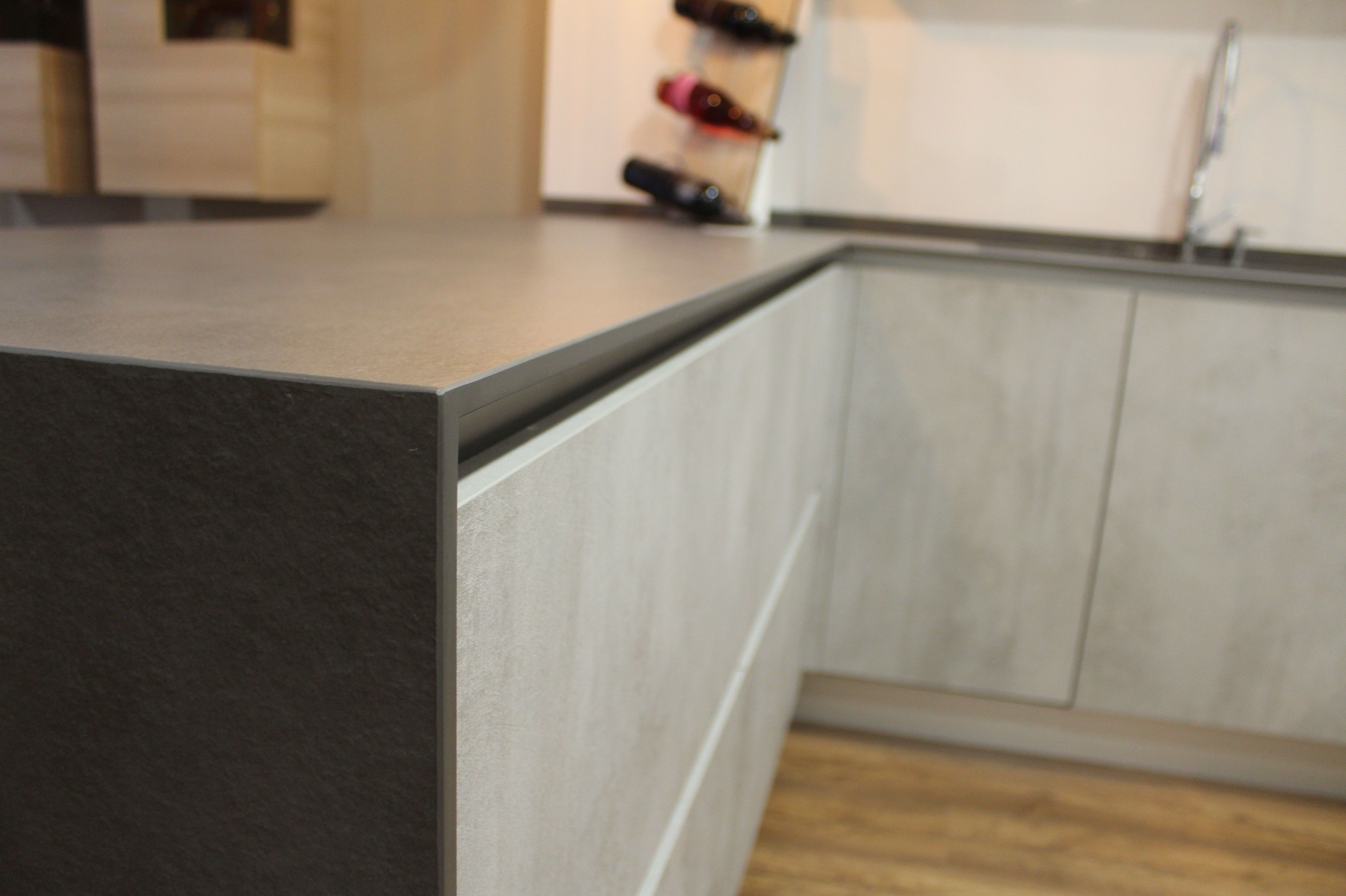 Cocina de gola imitación cemento y encimera Neolith Cocina de gola imitación cemento y encimera Neolith