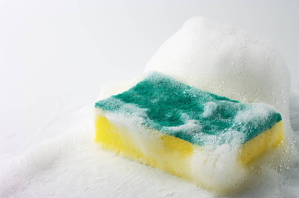Un estudio encuentra que las esponjas no son lo más higiénico para lavar los platos, pero hay una alternativa