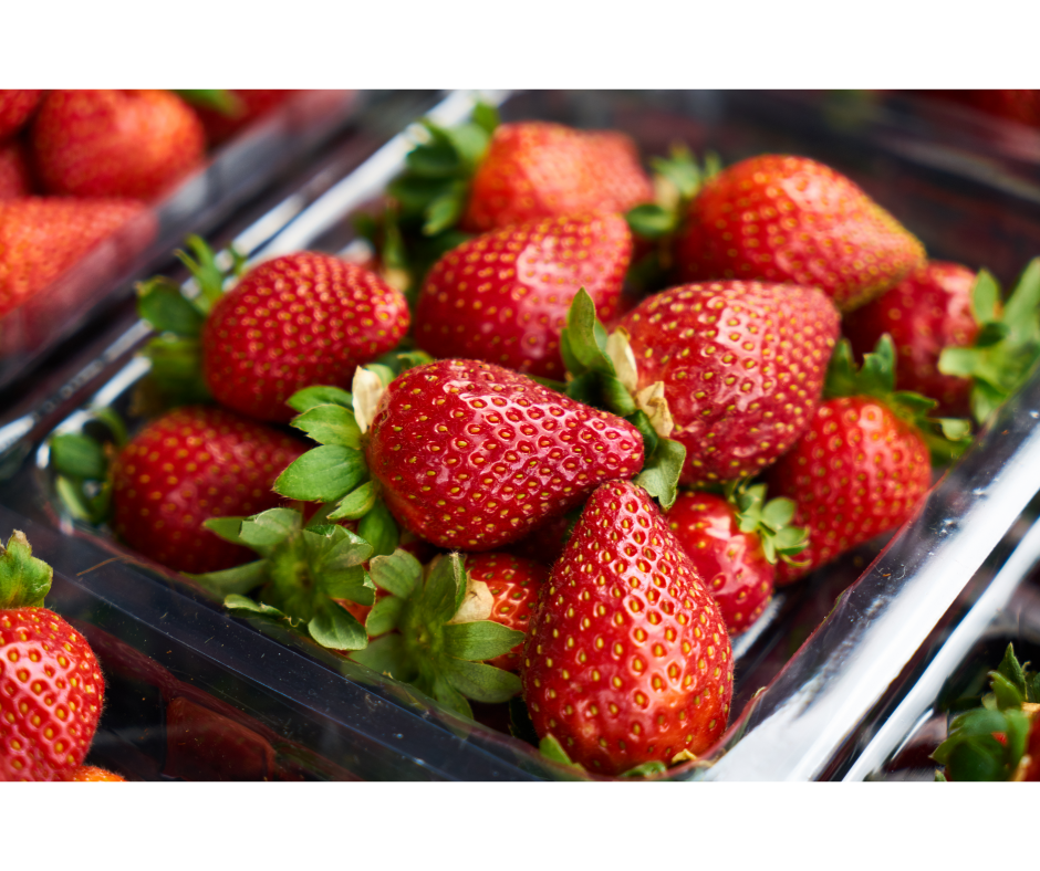 Un experto revela como limpiar las fresas para eliminar suciedad y pesticidad
