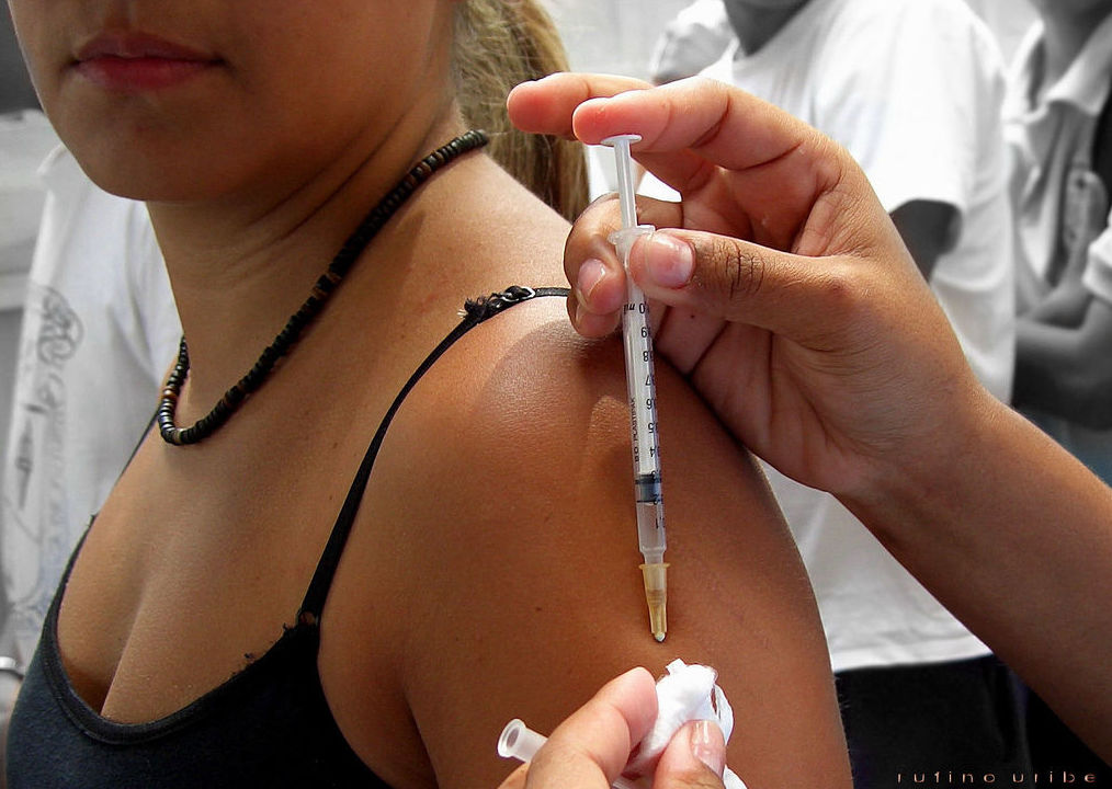 Meningitis B: ¿por qué la vacuna es tan cara y no fabrican suficientes dosis?