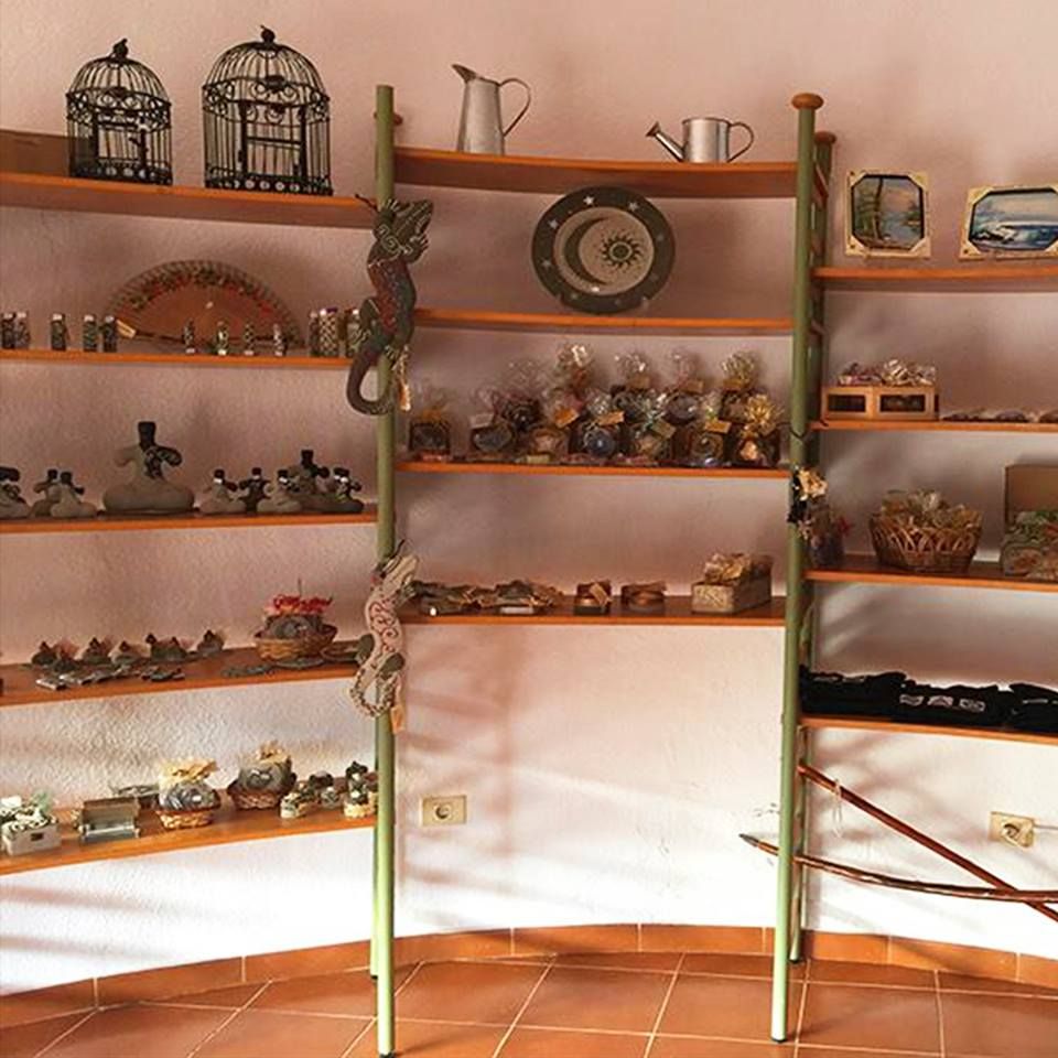 Tienda de souvenirs: Servicios de MARÍA DEL PINO GUERRA VEGA Tienda de souvenirs: Servicios de MARÍA DEL PINO GUERRA VEGA